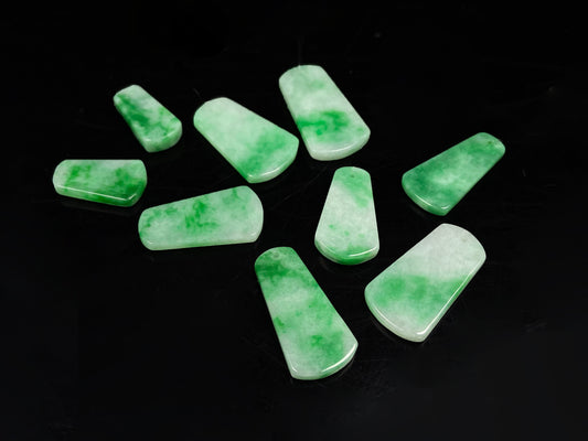 A floating green Wu Shi Pai loose jadeite group.