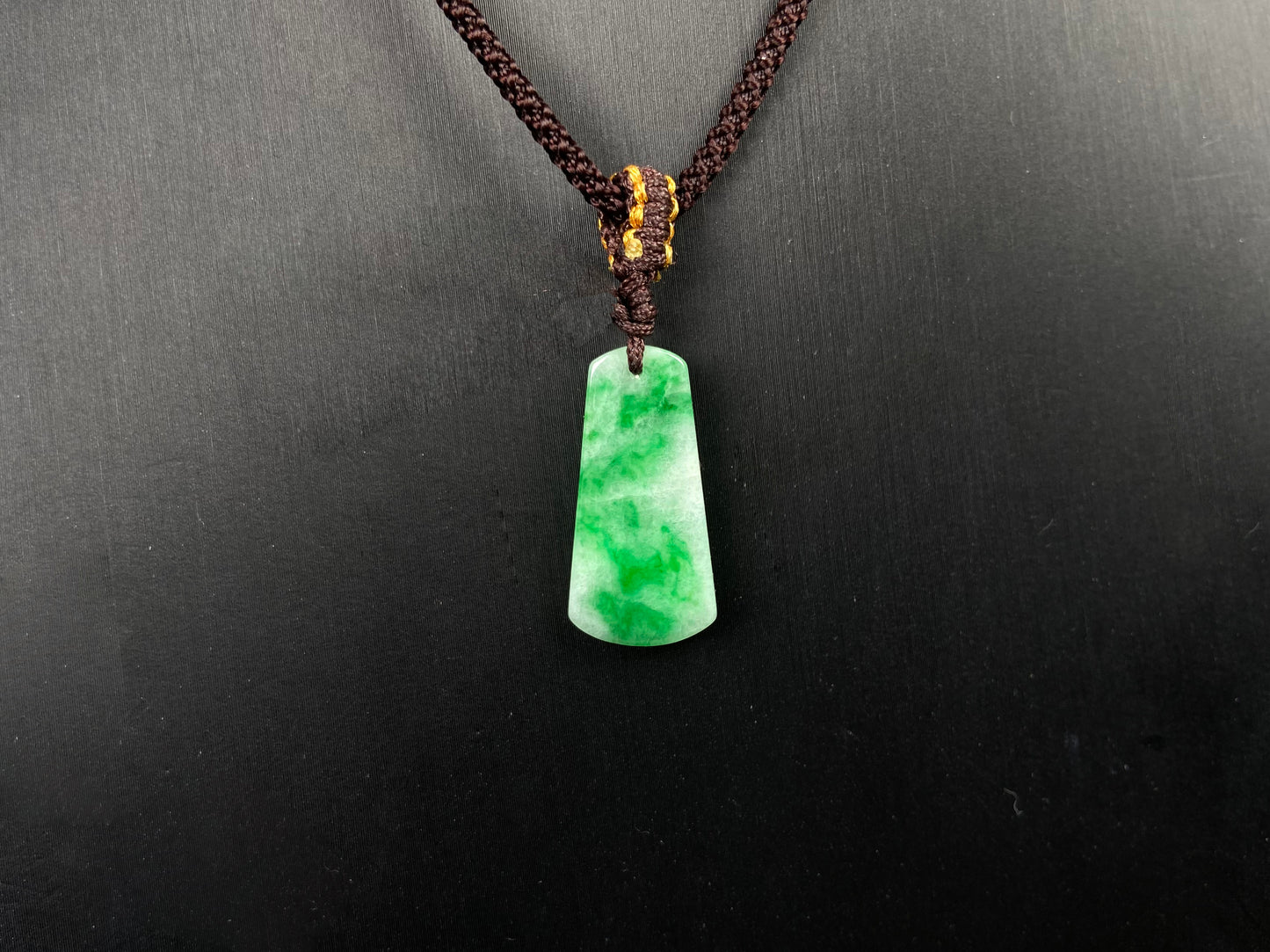 A floating green Wu Shi Pai loose jadeite.