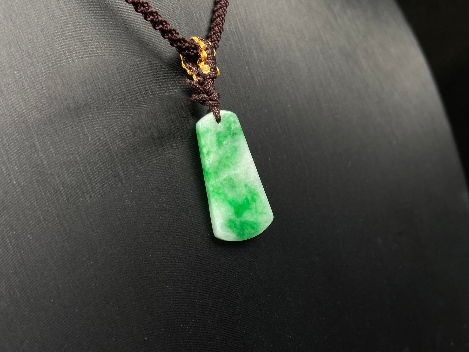 A floating green Wu Shi Pai loose jadeite.