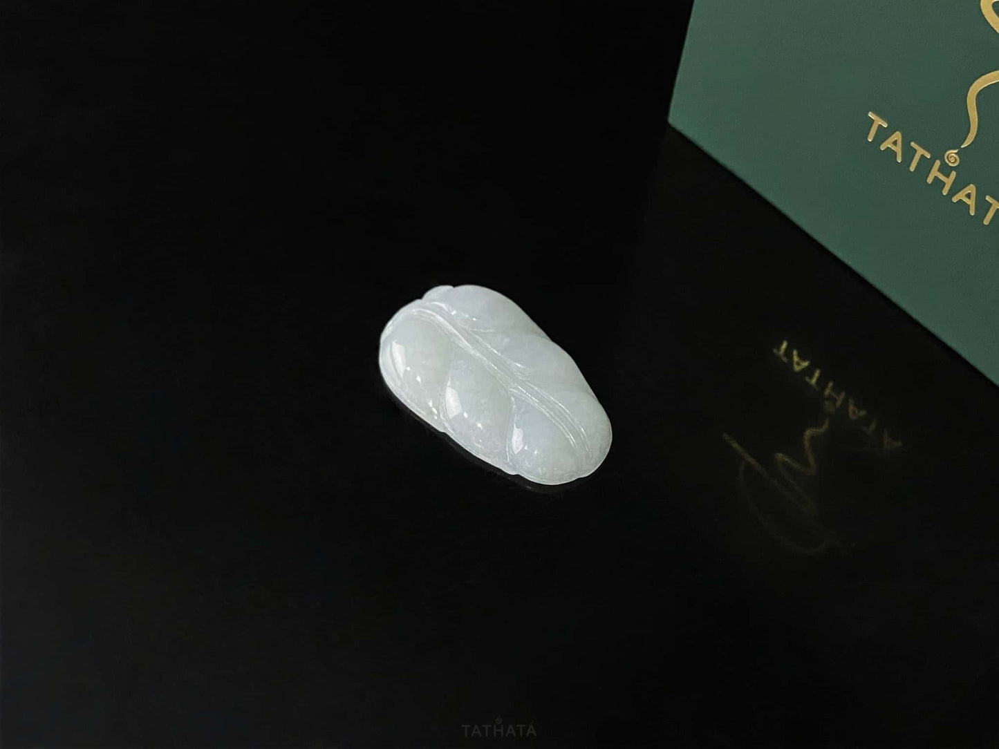A ivory frost leaf loose jadeite.