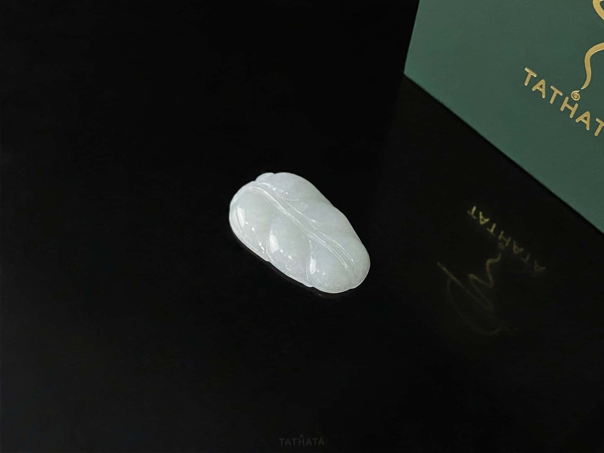 A ivory frost leaf loose jadeite.
