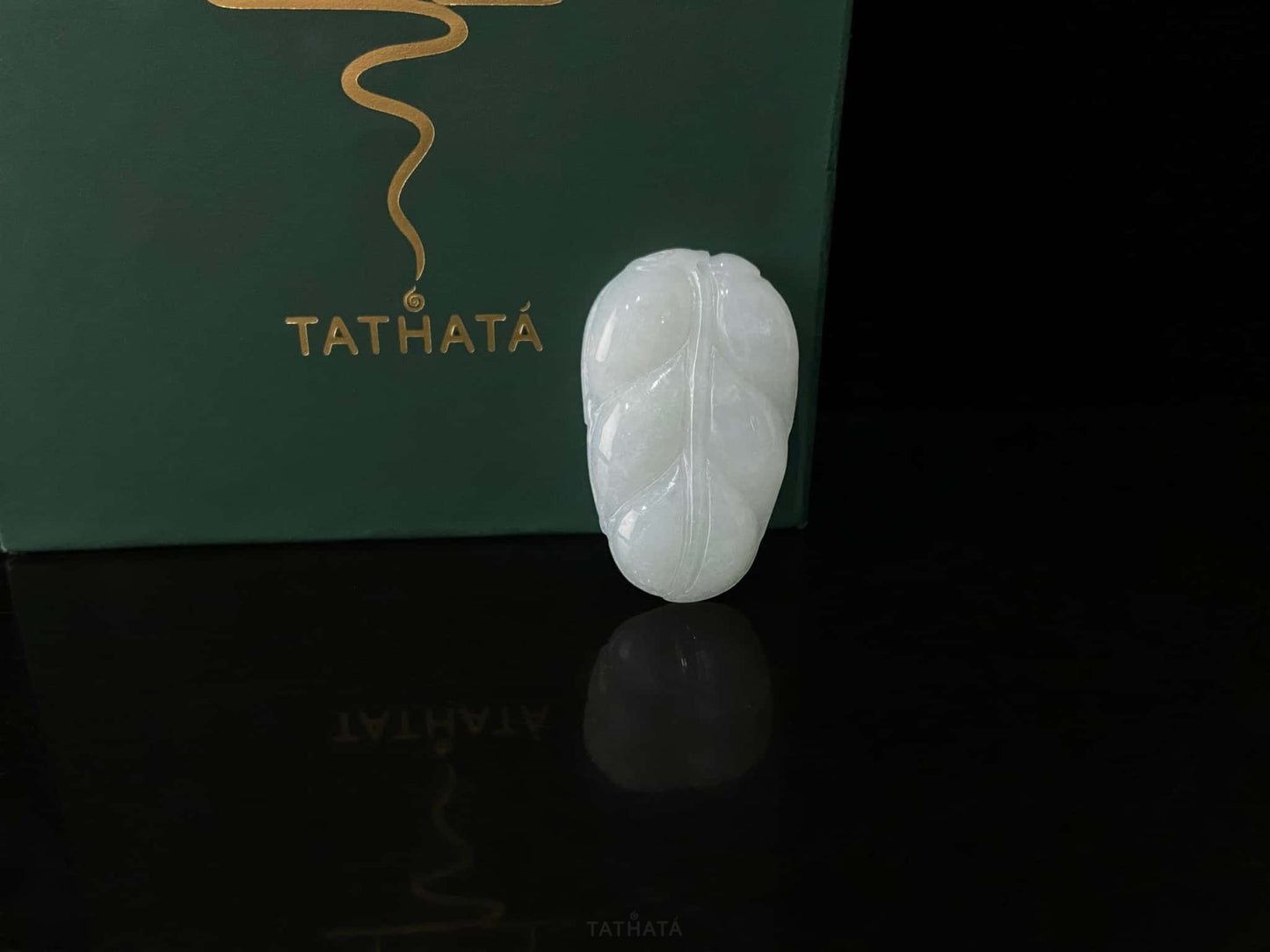 A ivory frost leaf loose jadeite.