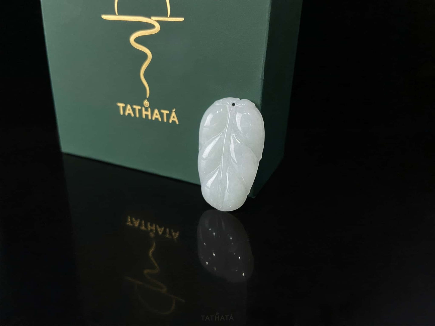 A ivory frost leaf loose jadeite.