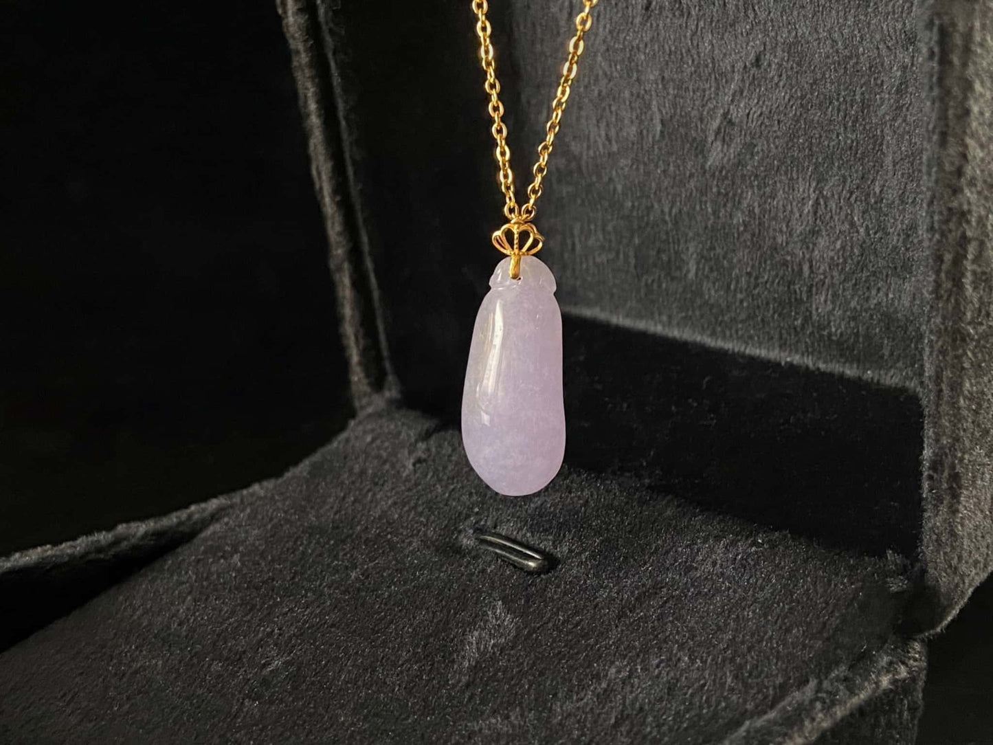 A lilac crown melon jadeite pendant.