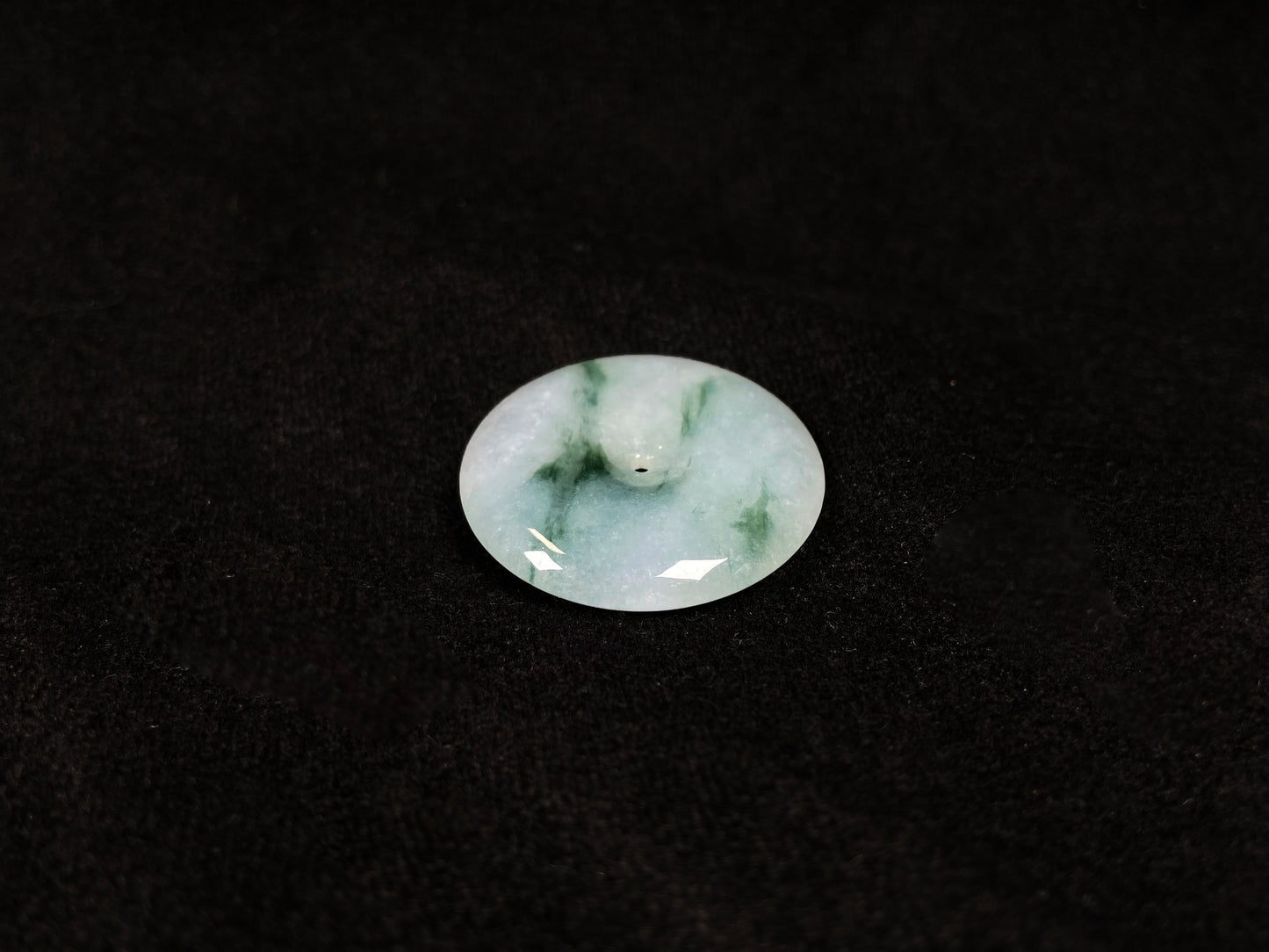A icy green float round safety buckle jadeite pendant.