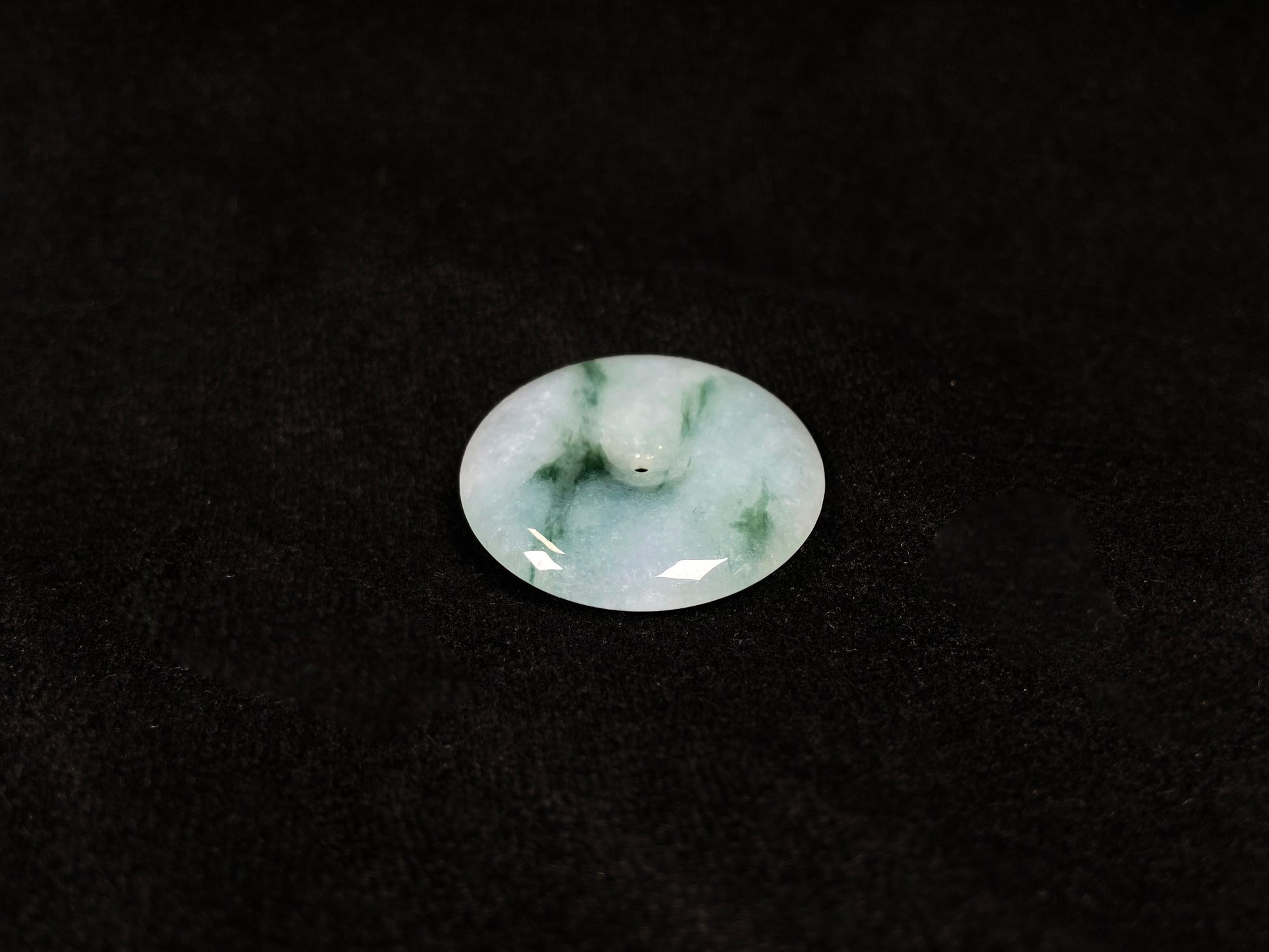 A icy green float round safety buckle jadeite pendant.