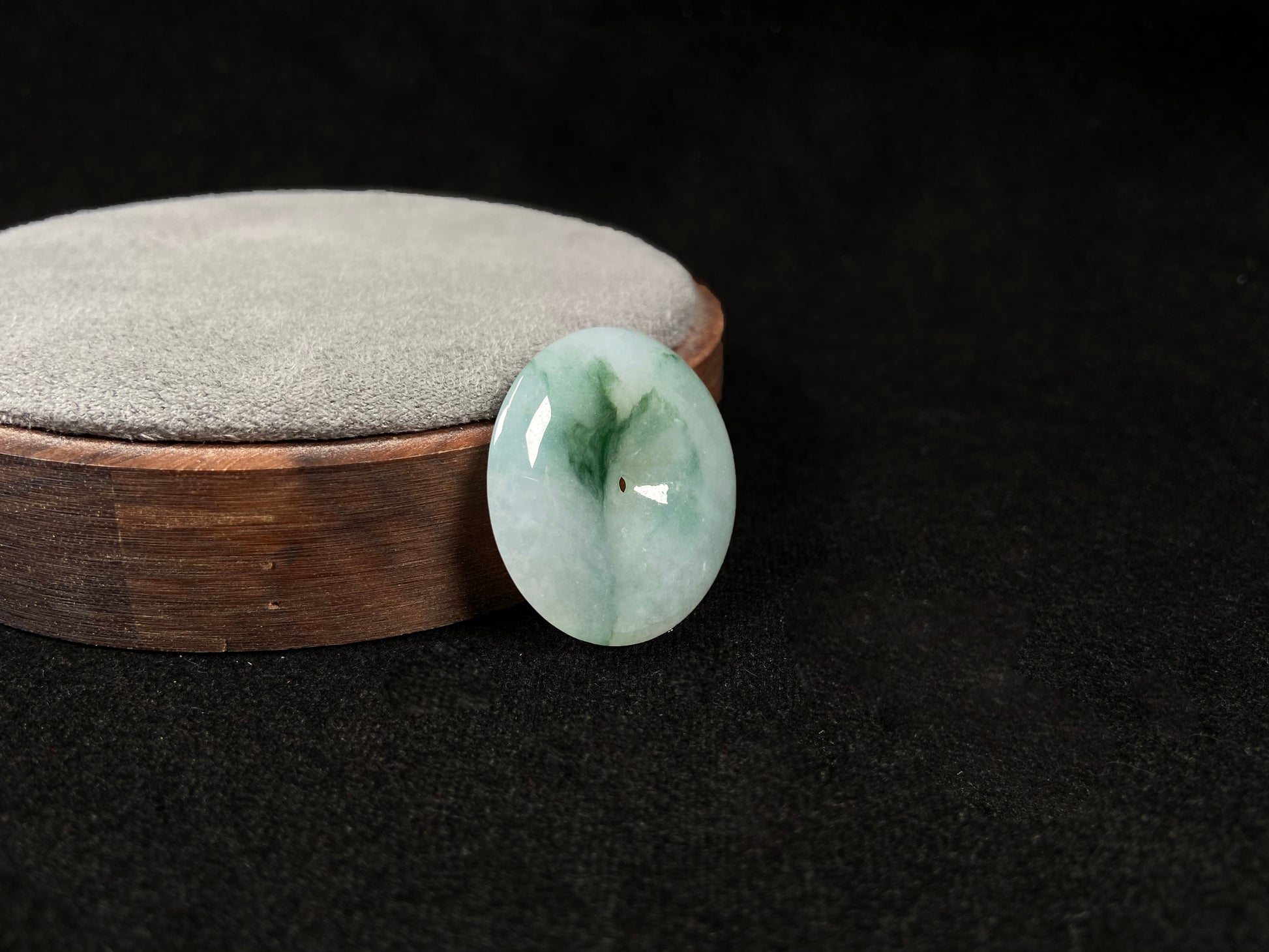 A icy green float round safety buckle jadeite pendant.