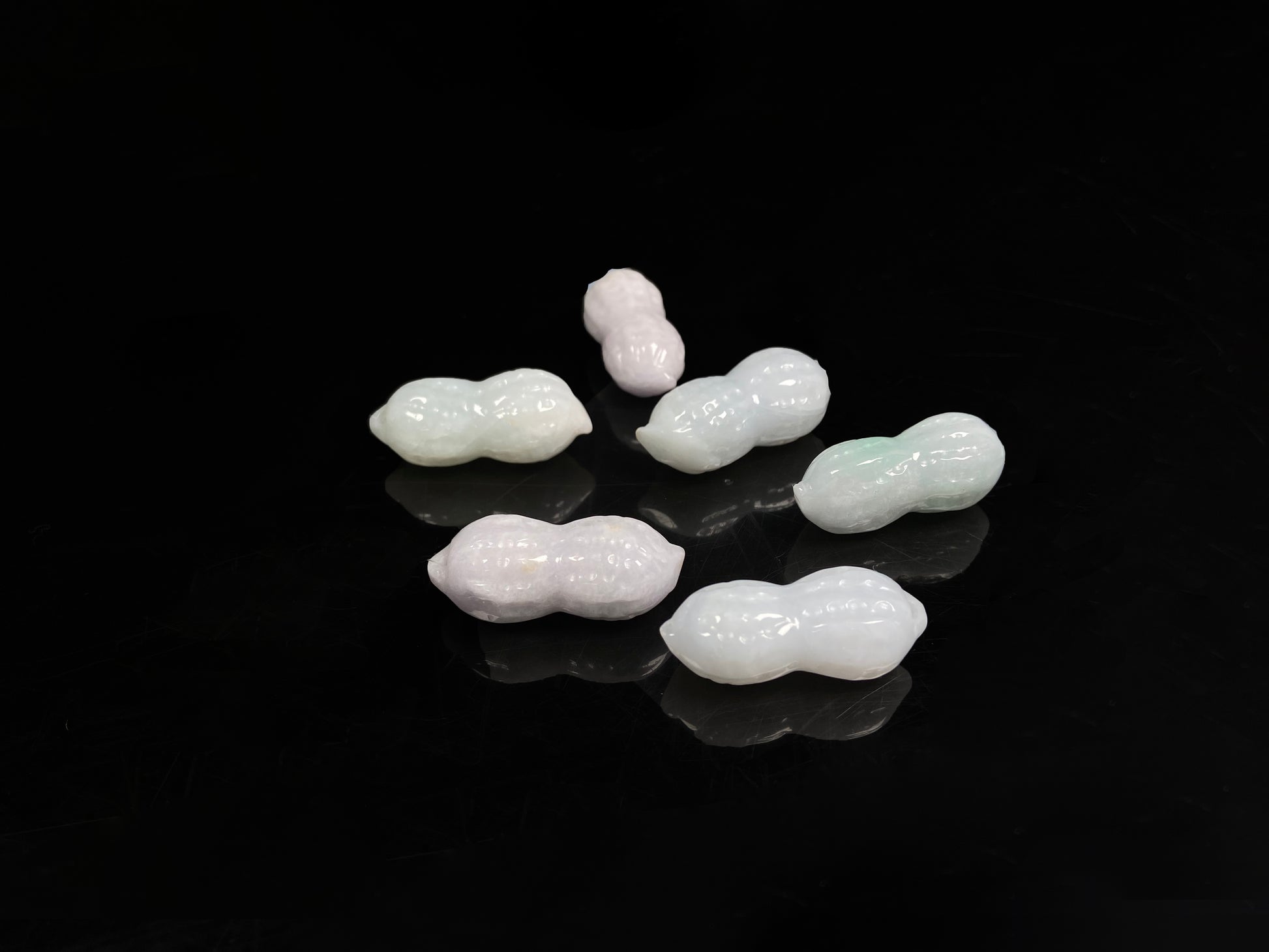 Luminous milky white peanut loose jadeite.