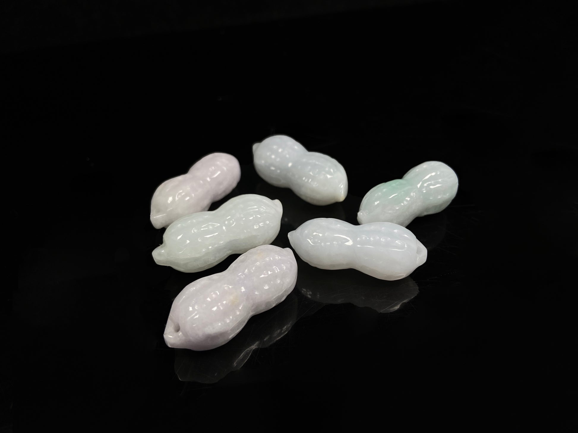 Luminous milky white peanut loose jadeite.
