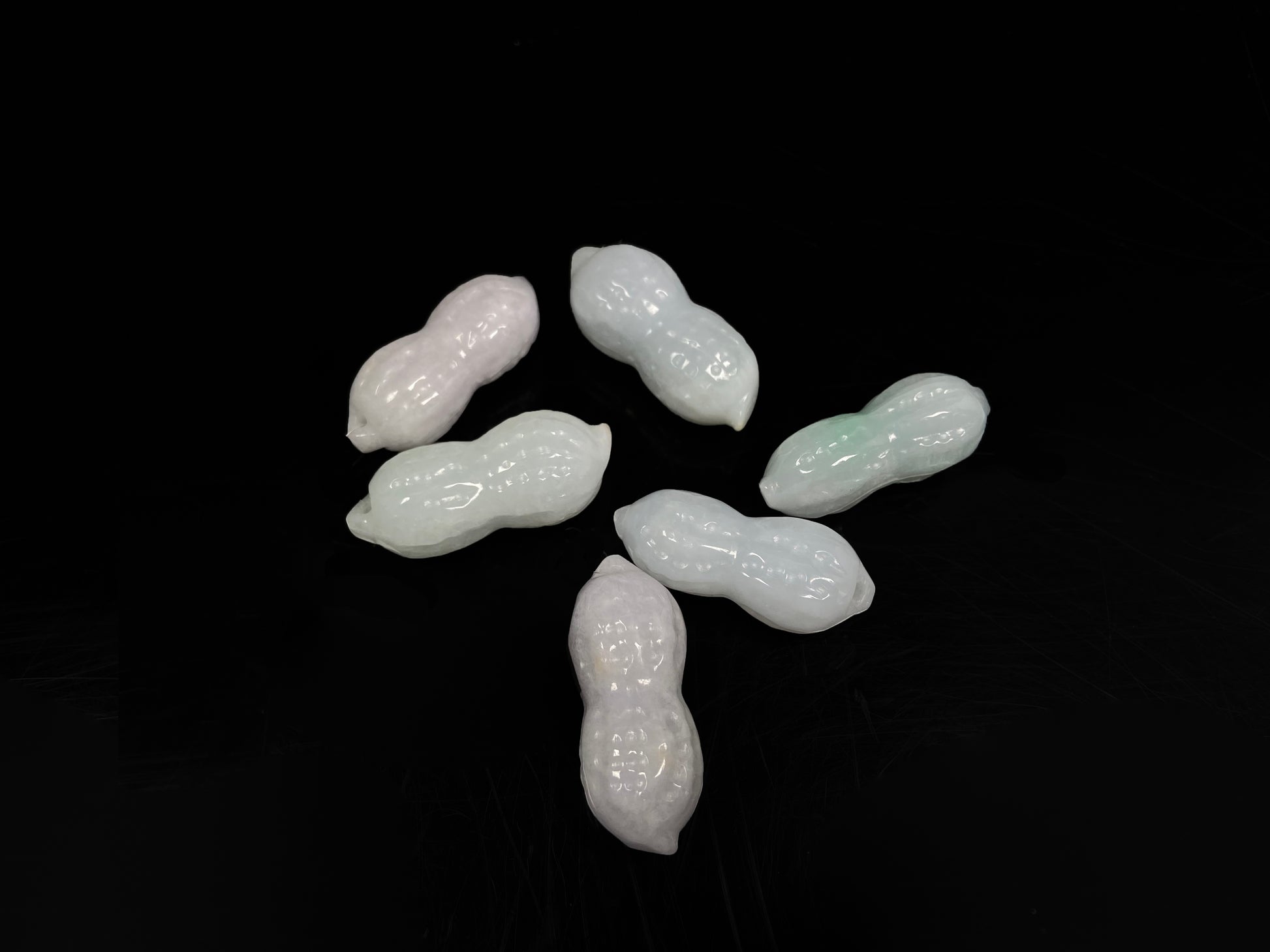  Luminous milky white peanut loose jadeite.