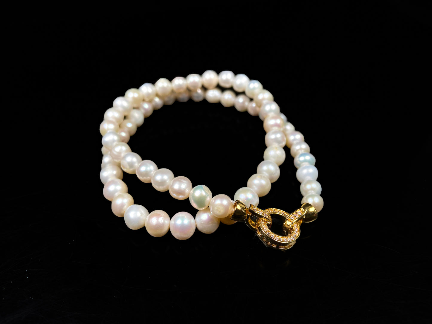 A warm champagne glow pearl beaded necklace.