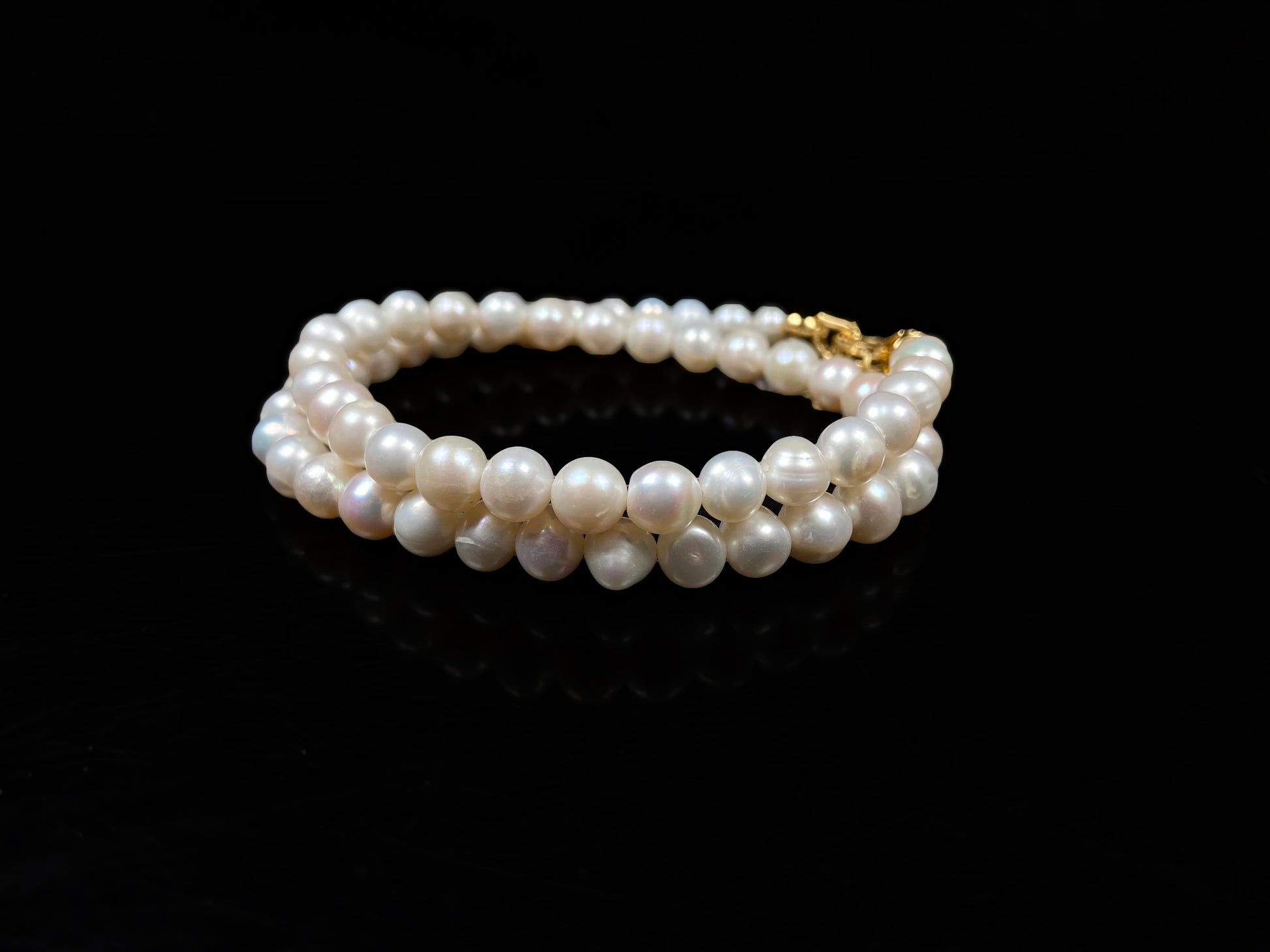 A warm champagne glow pearl beaded necklace.