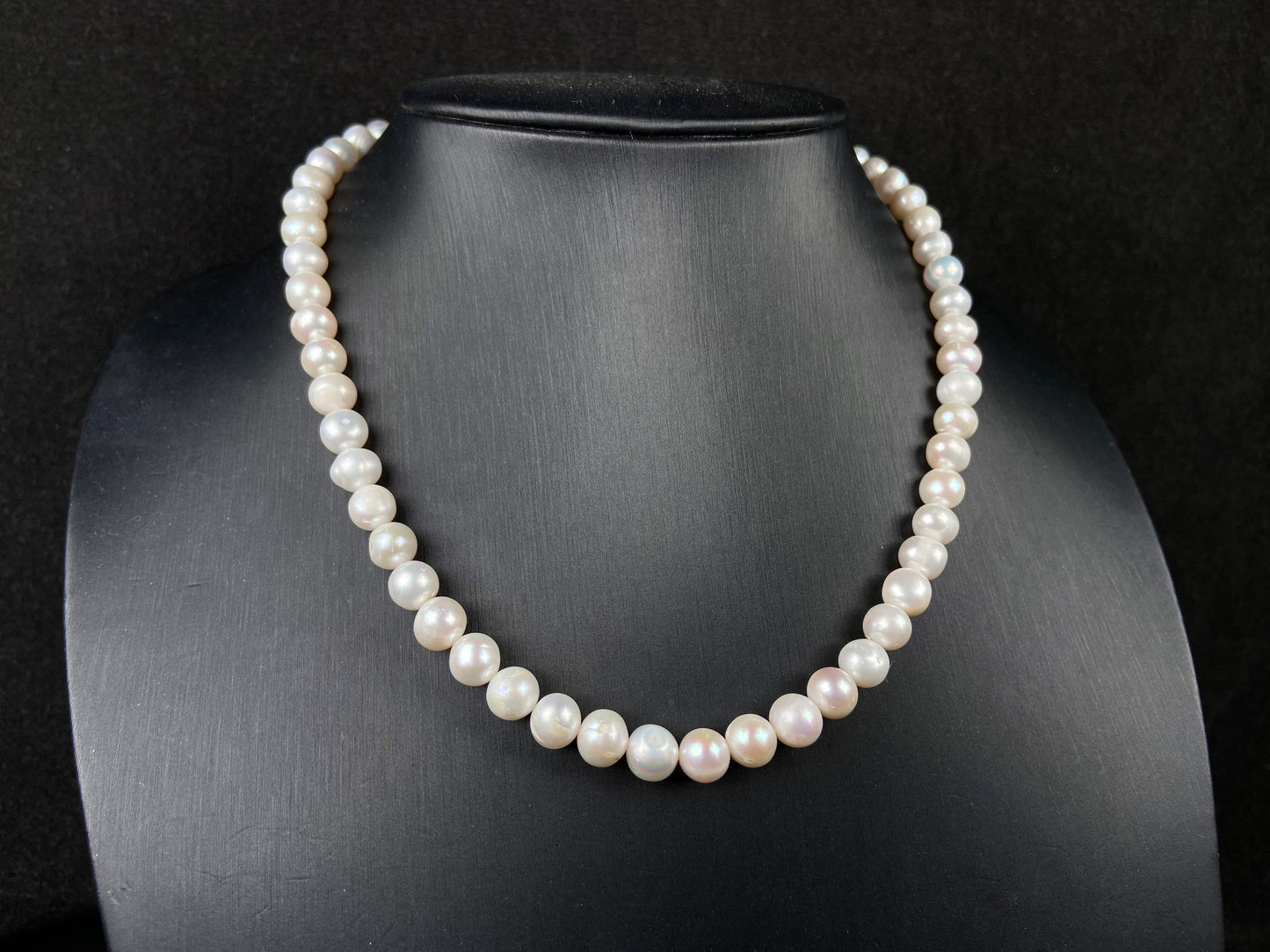 A warm champagne glow pearl beaded necklace.