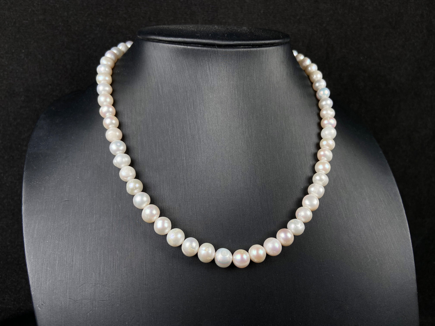 A warm champagne glow pearl beaded necklace.
