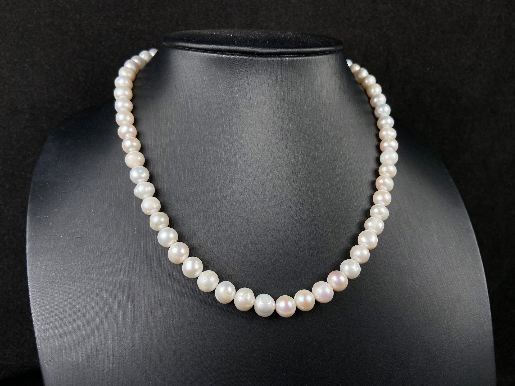 A warm champagne glow pearl beaded necklace.