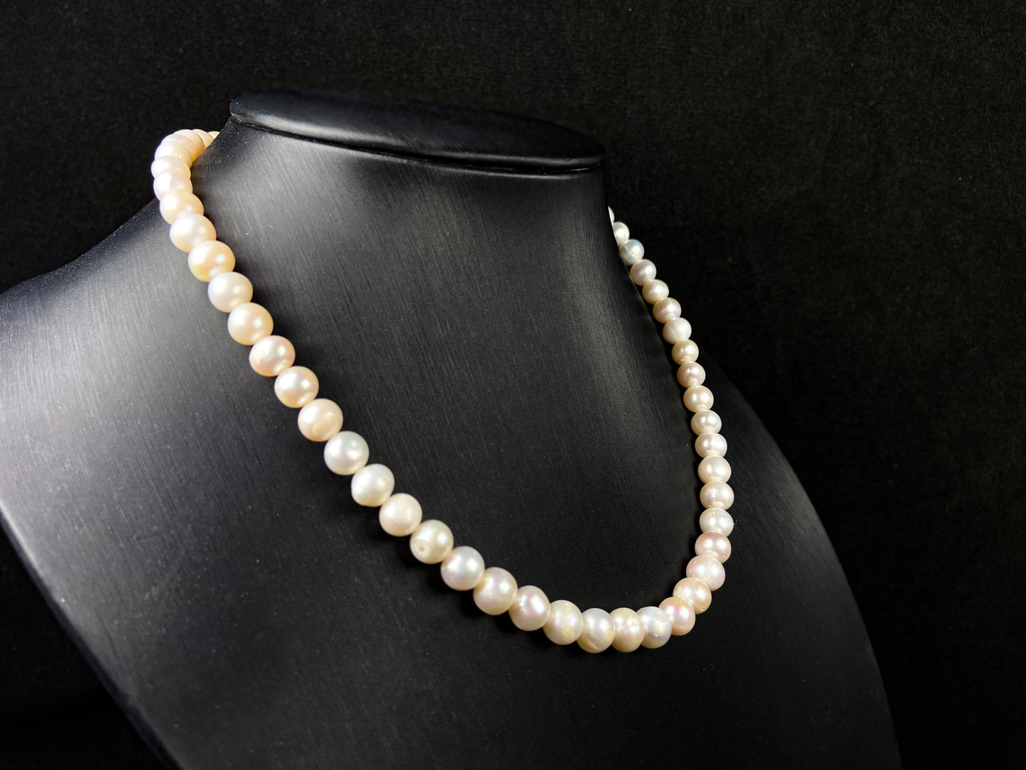 A warm champagne glow pearl beaded necklace.