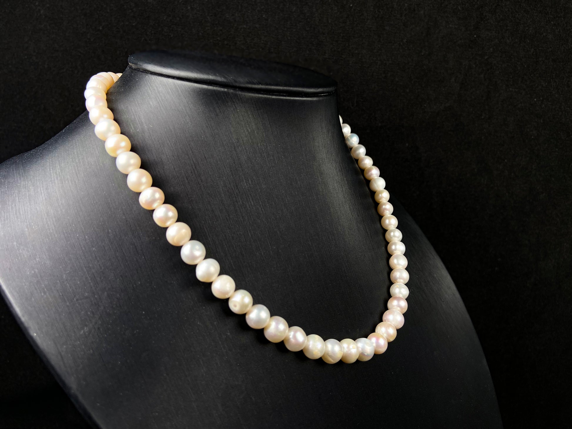 A warm champagne glow pearl beaded necklace.