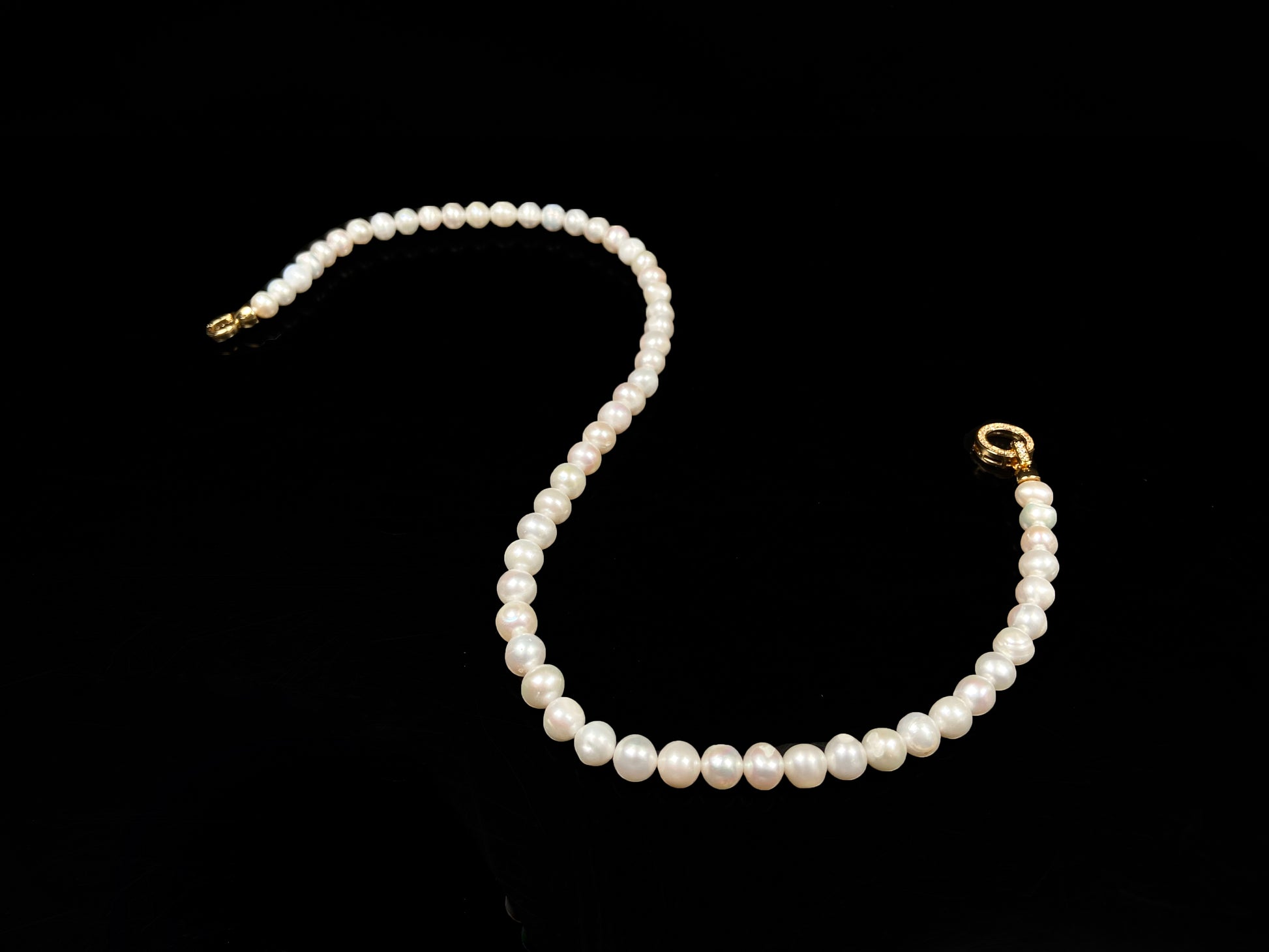 A warm champagne glow pearl beaded necklace.