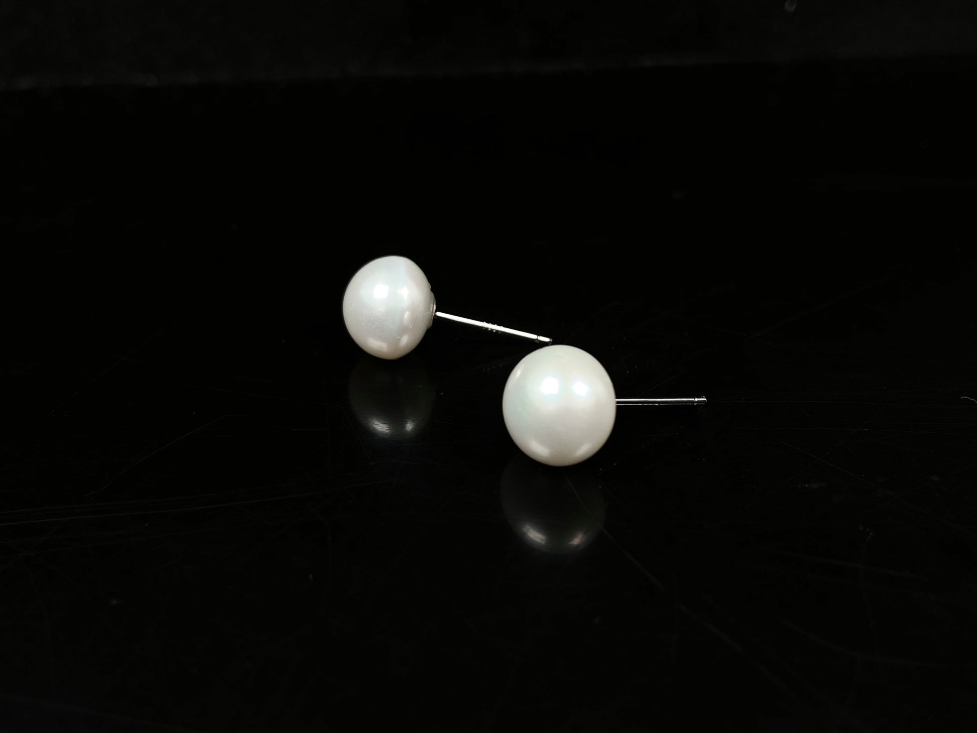 A pair of soft milky white shine pearl earrings.
