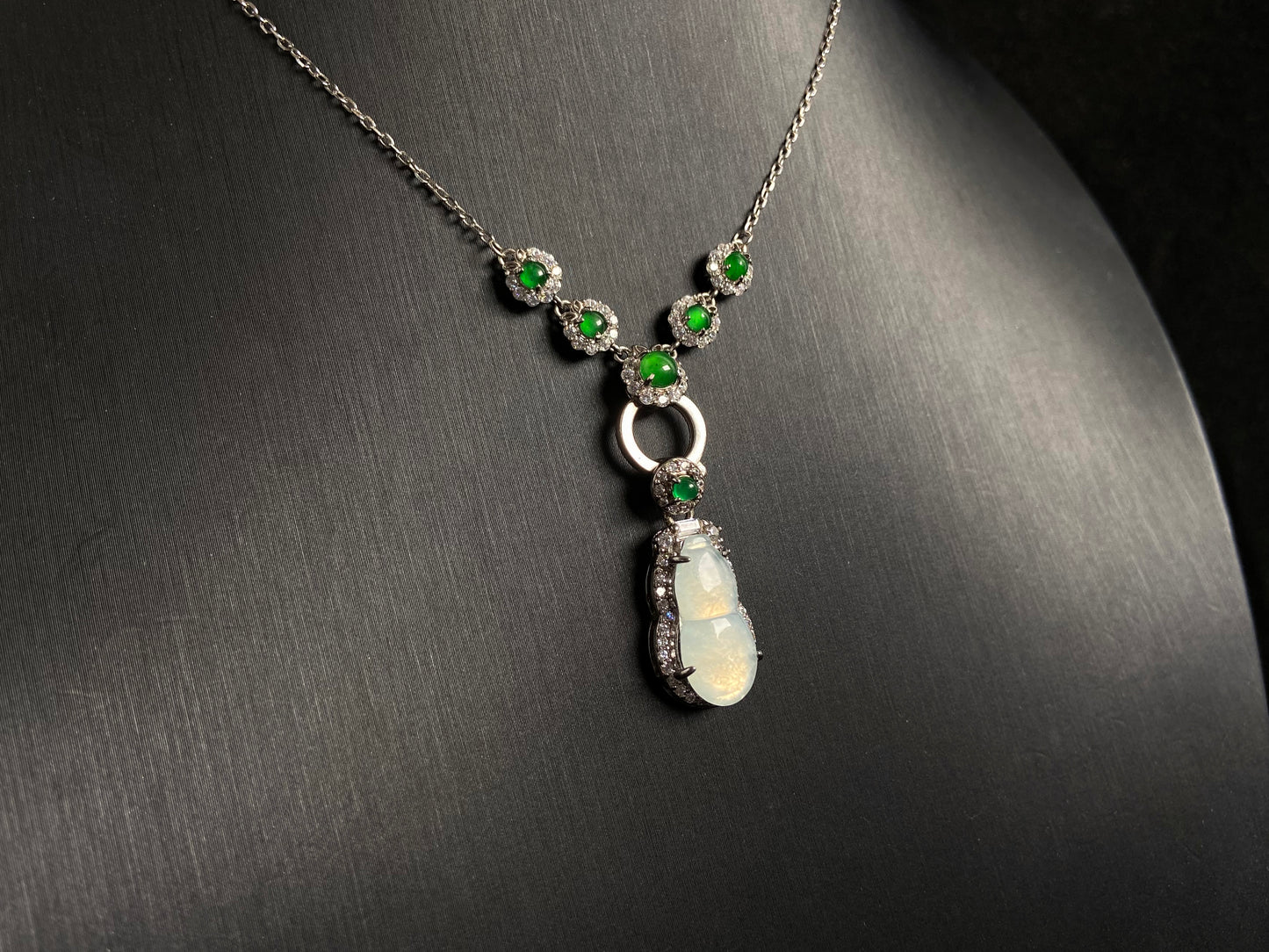 A flexible green jadeite pendant: wear the 5 silver clad beads alone, or attach the extra pendant with a bead and a gourd.