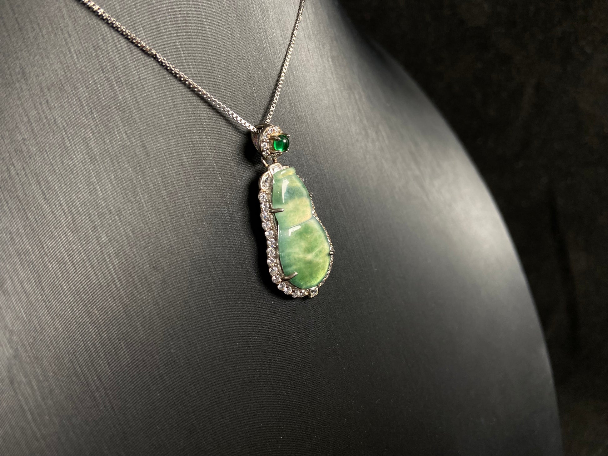 This pendant features a translucent Hulu (gourd) with subtle green veining, elegantly set in 925 silver.