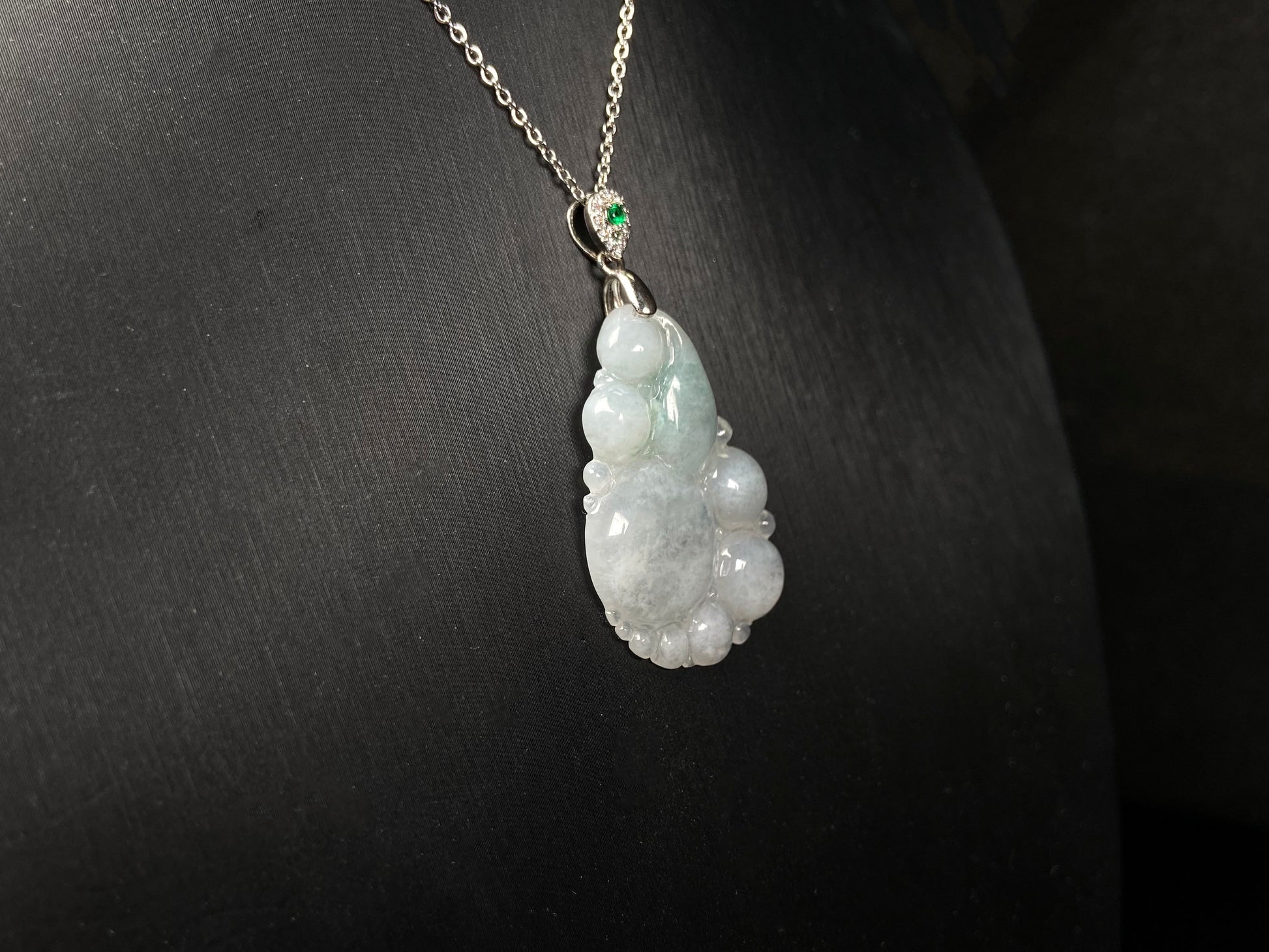 A auspicious dew fortune jadeite pendant.