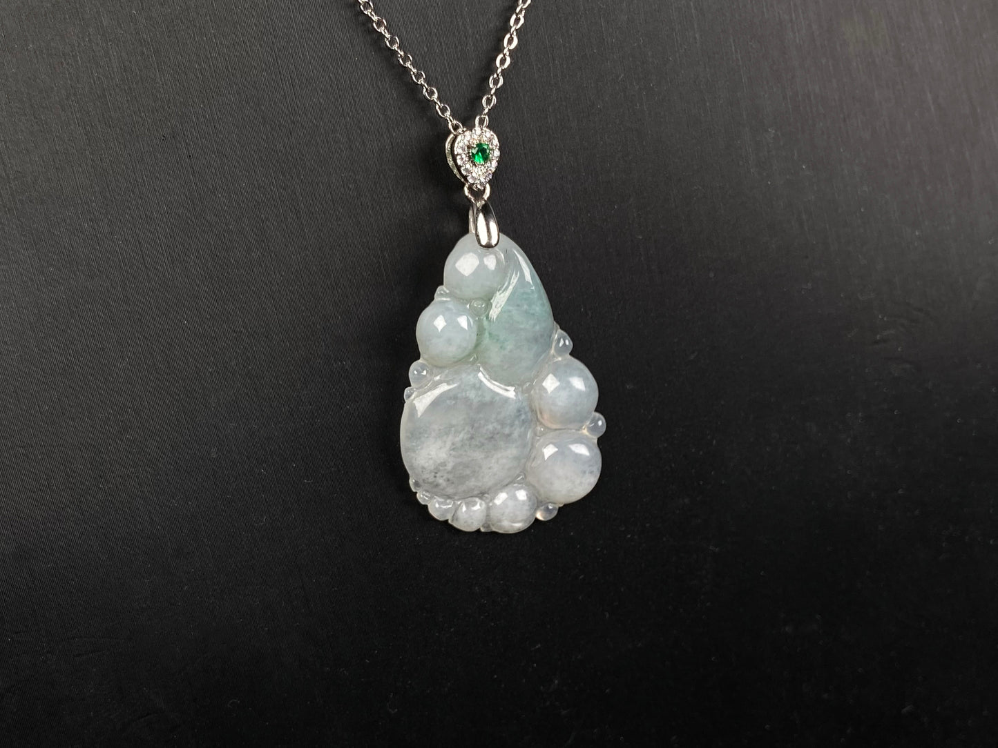 A auspicious dew fortune jadeite pendant.