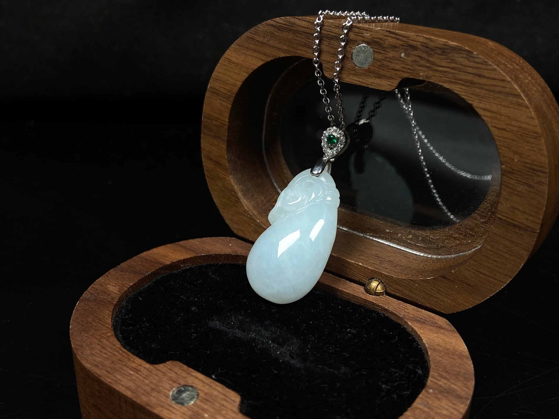 A pure white pouch jadeite pendant.