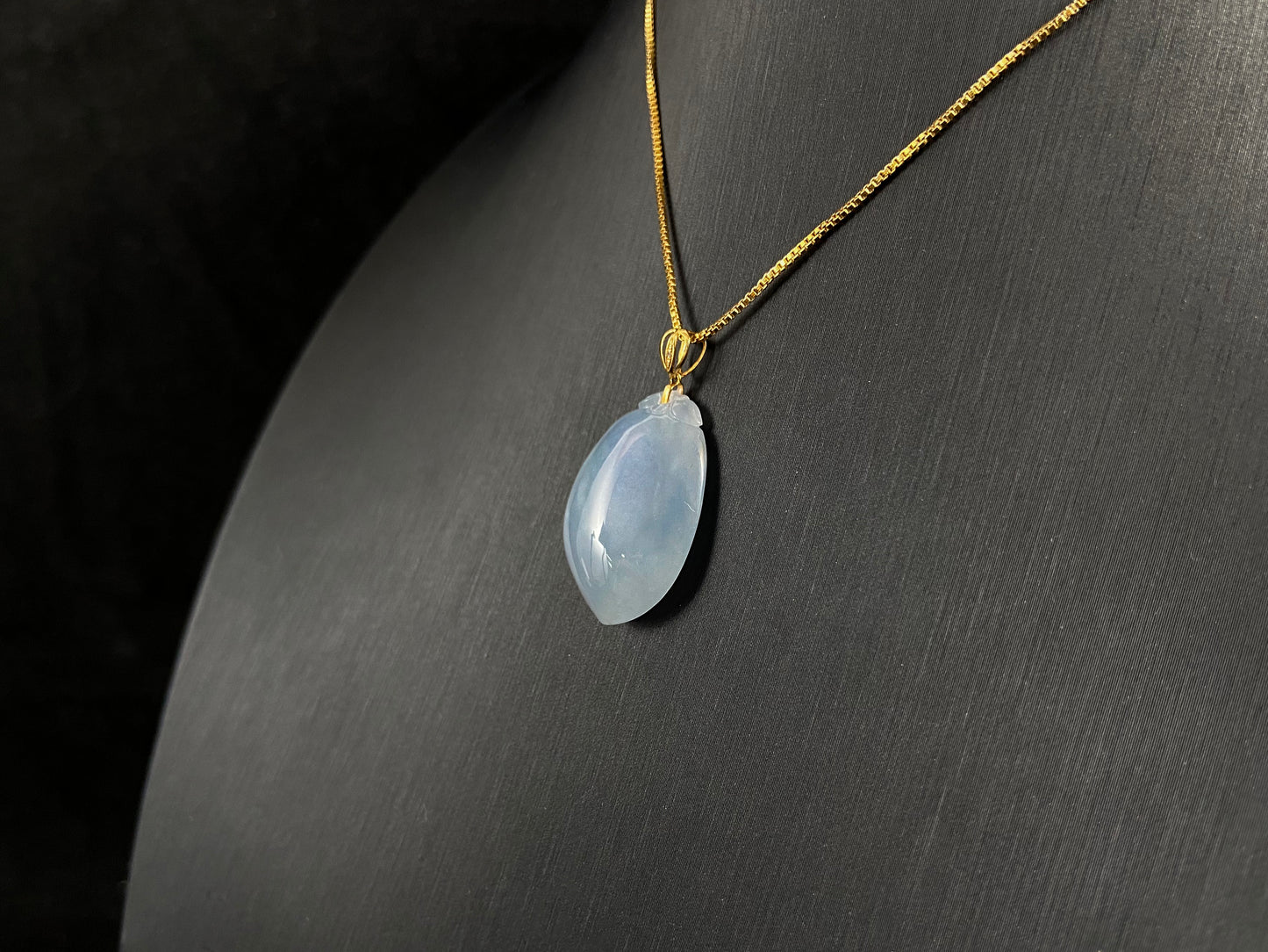This translucent white jade peach pendant is elegantly complemented by a 925 silver gold plated clasp.