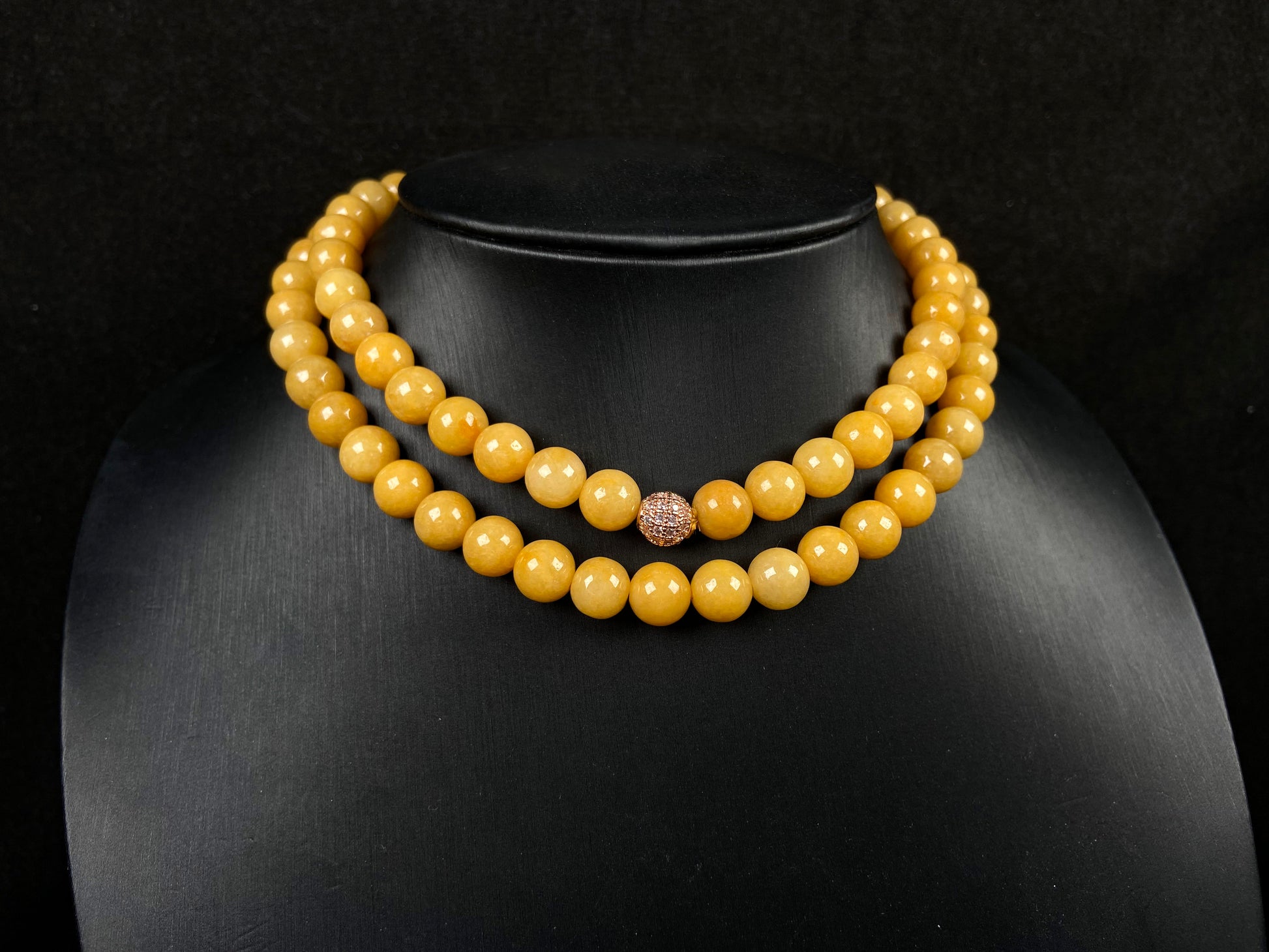 A warm amber golden hues jadeite beads bracelet.