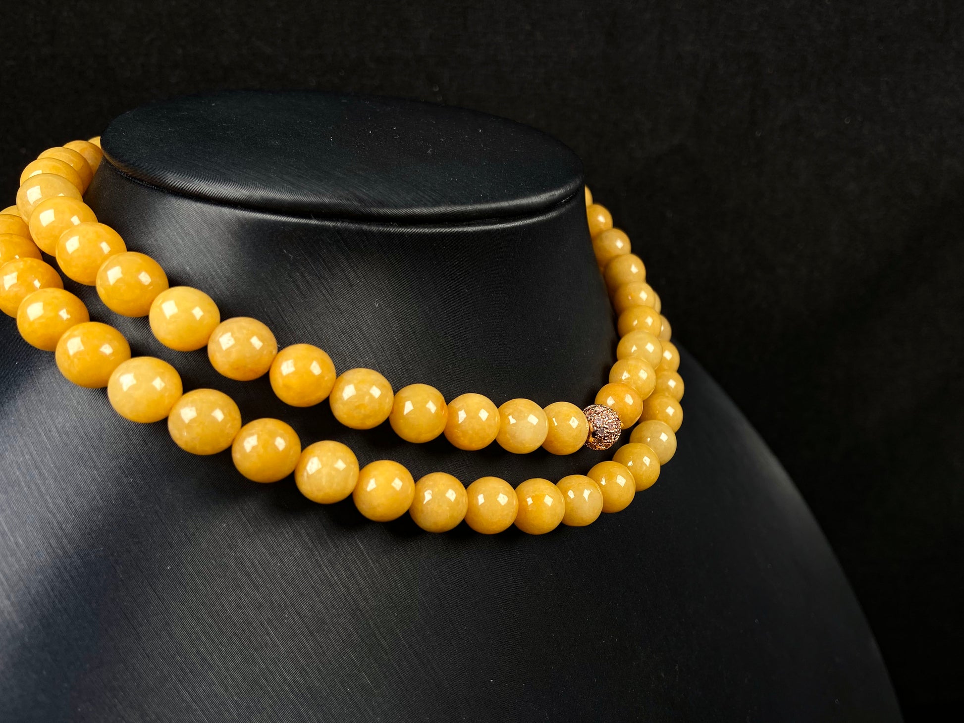 A warm amber golden hues jadeite beads bracelet.