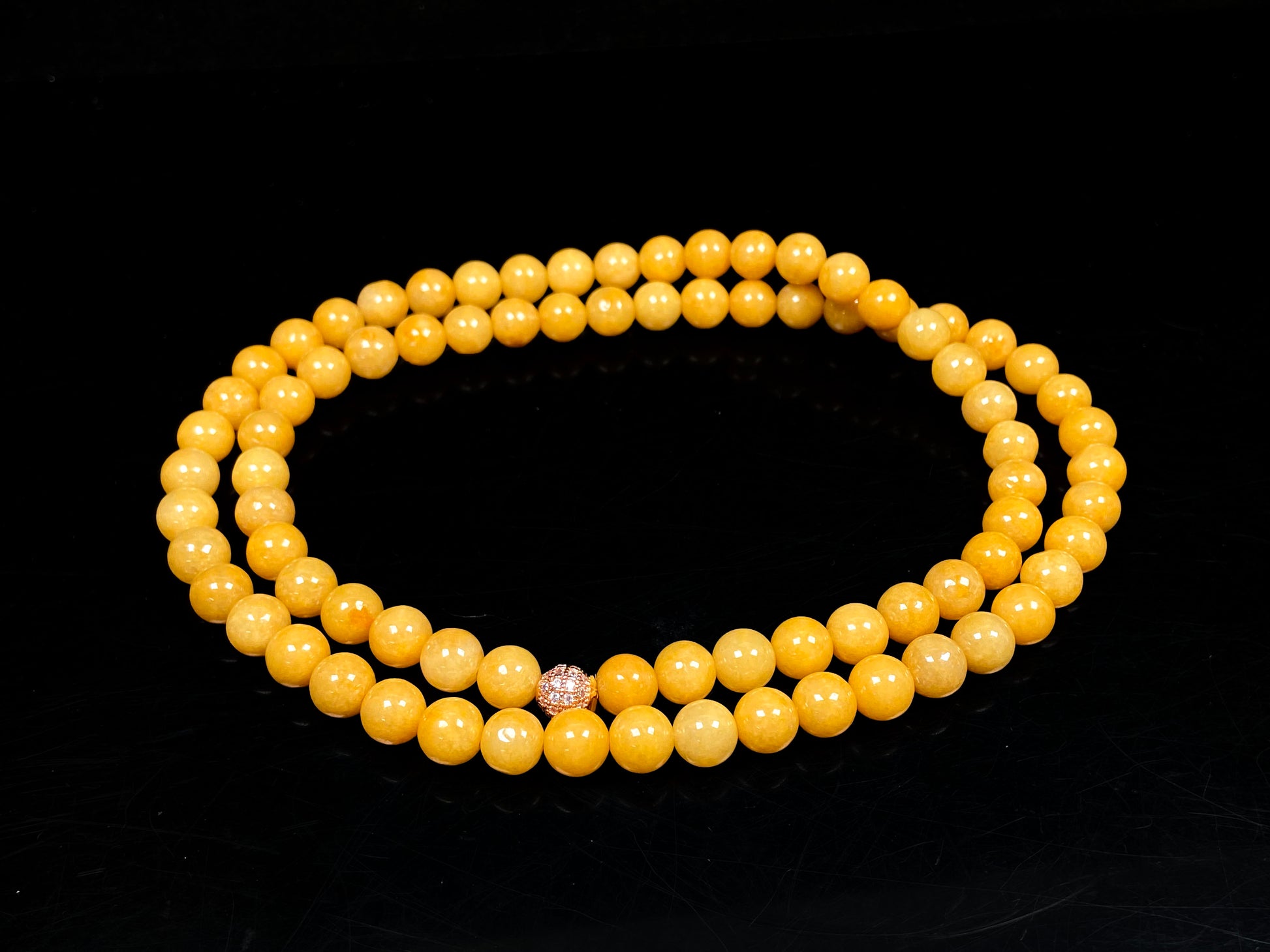 A warm amber golden hues jadeite beads bracelet.