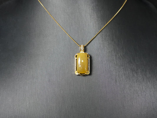 A honey-yellow jadeite in a sleek barrel shape,set in 925 silver.