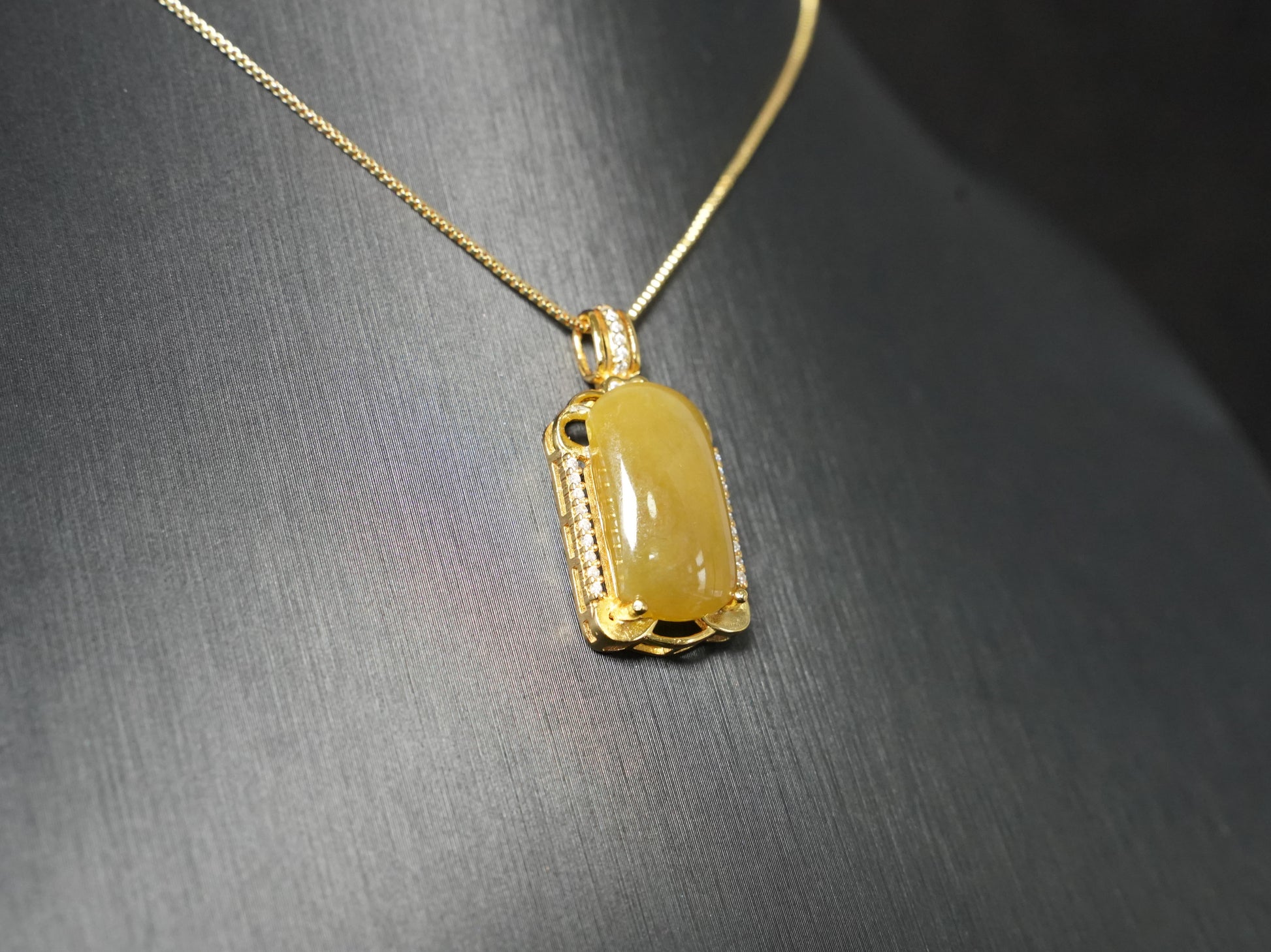 A honey-yellow jadeite in a sleek barrel shape, set in gold-plated 925 sterling silver.