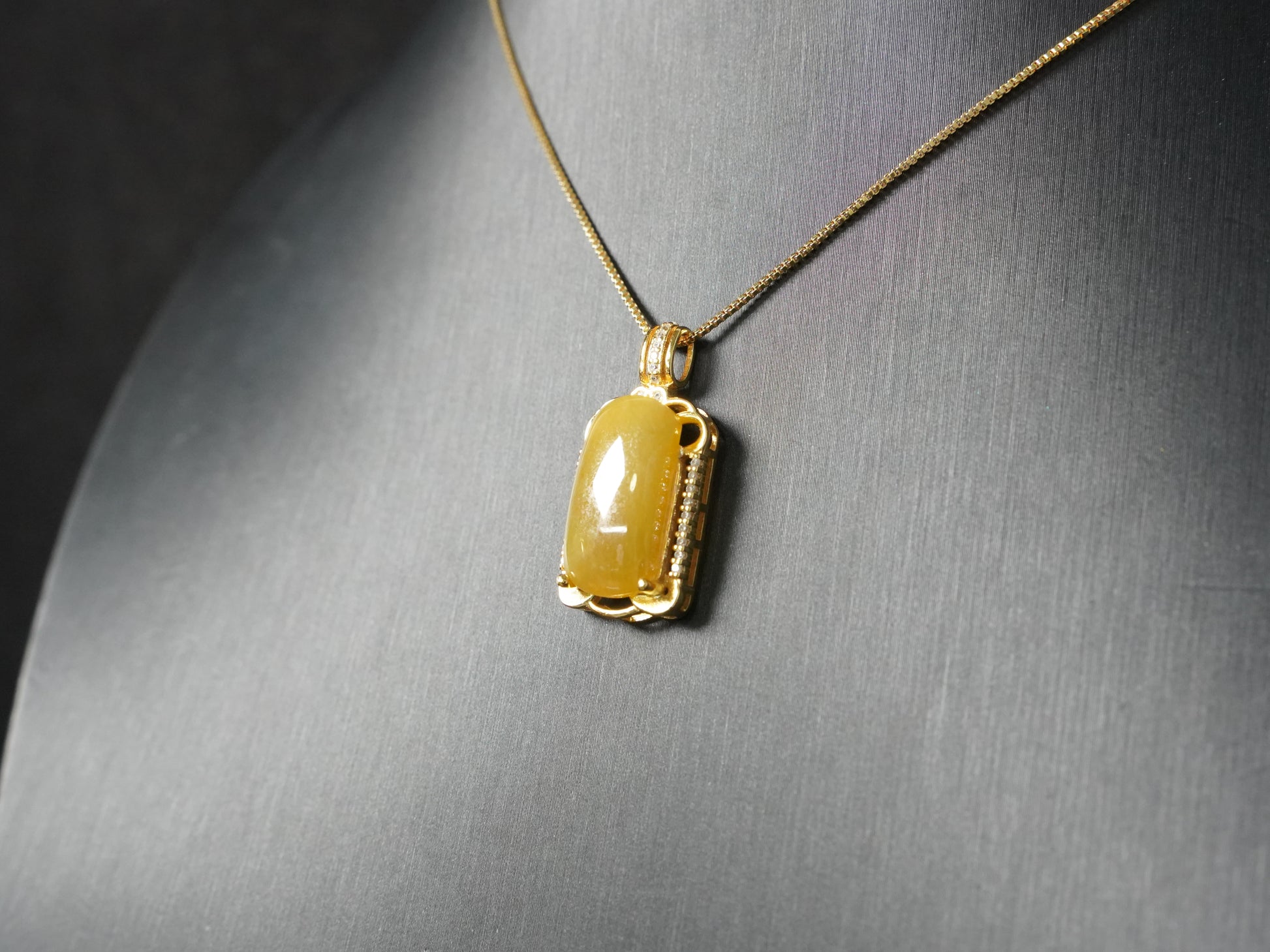 A honey-yellow jadeite in a sleek barrel shape, set in gold-plated 925 sterling silver.