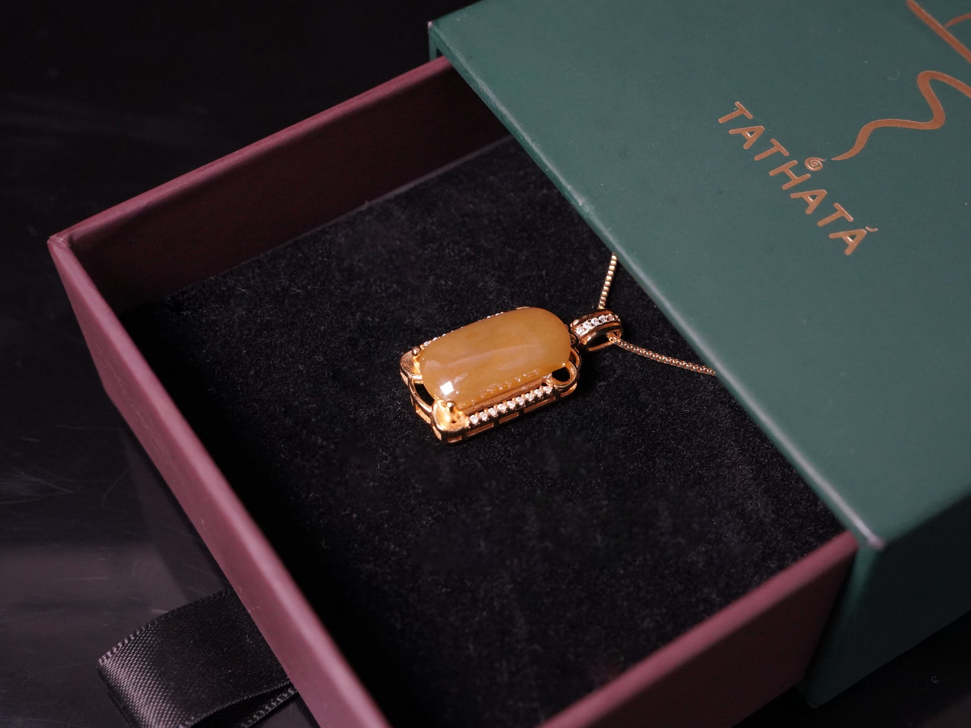 A honey-yellow jadeite in a sleek barrel shape, set in gold-plated 925 sterling silver.