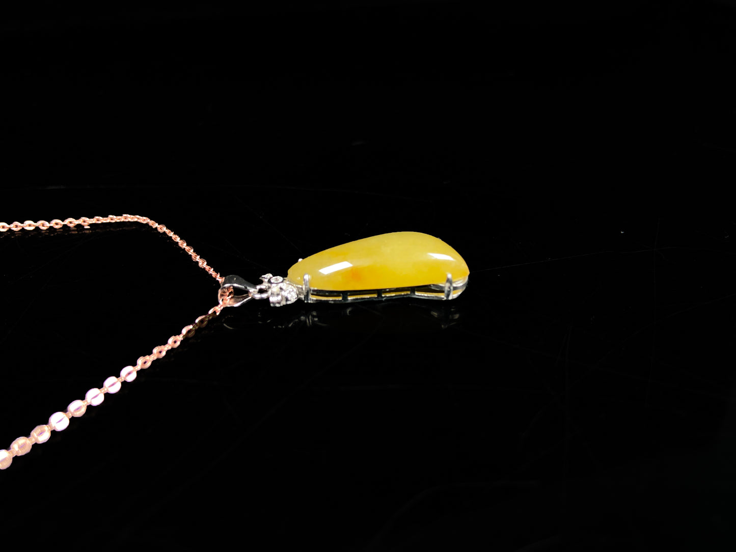A vibrant yellow fortune melon jadeite pendant.