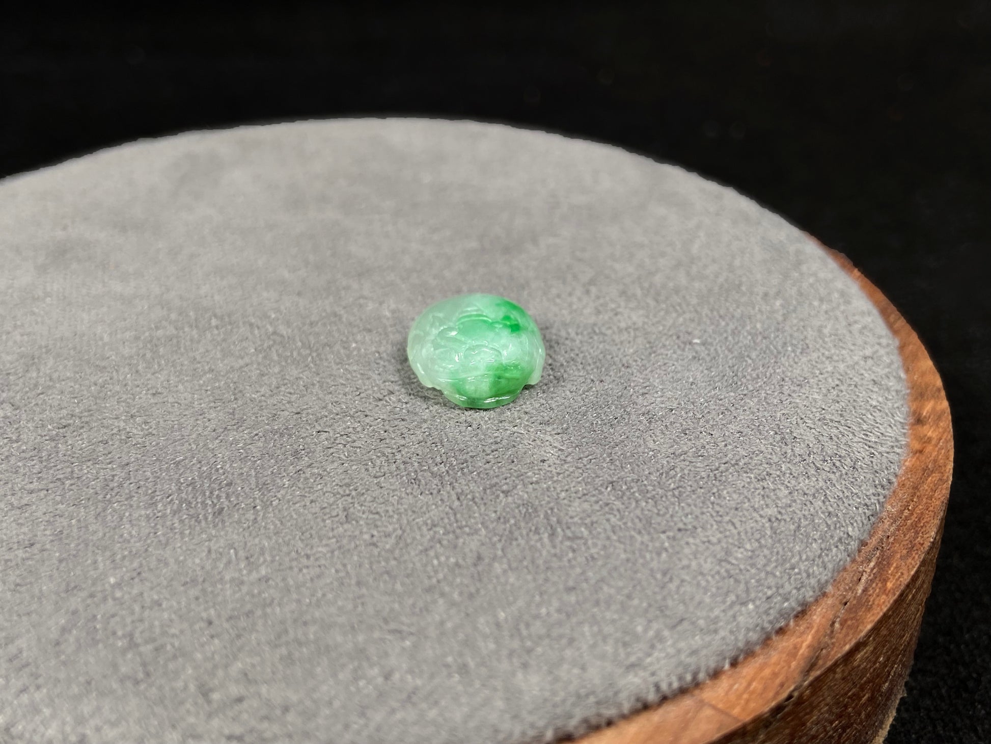 A lush floating green pixiu loose jadeite.