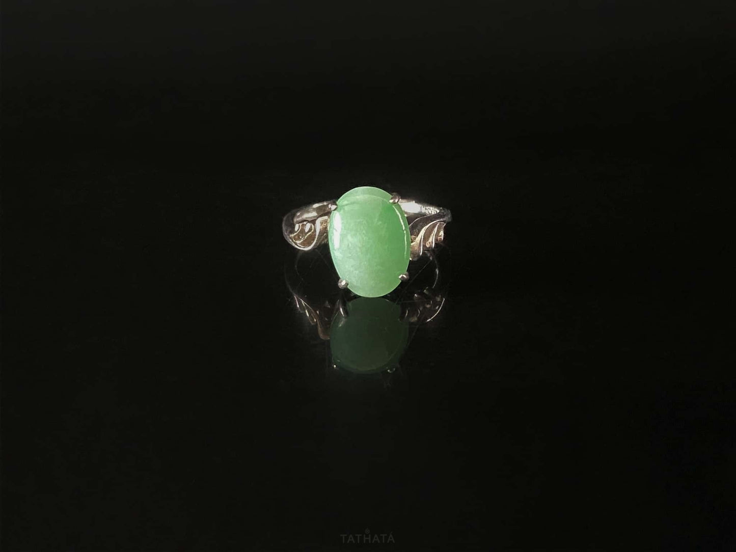 A mint dew oval jadeite ring.