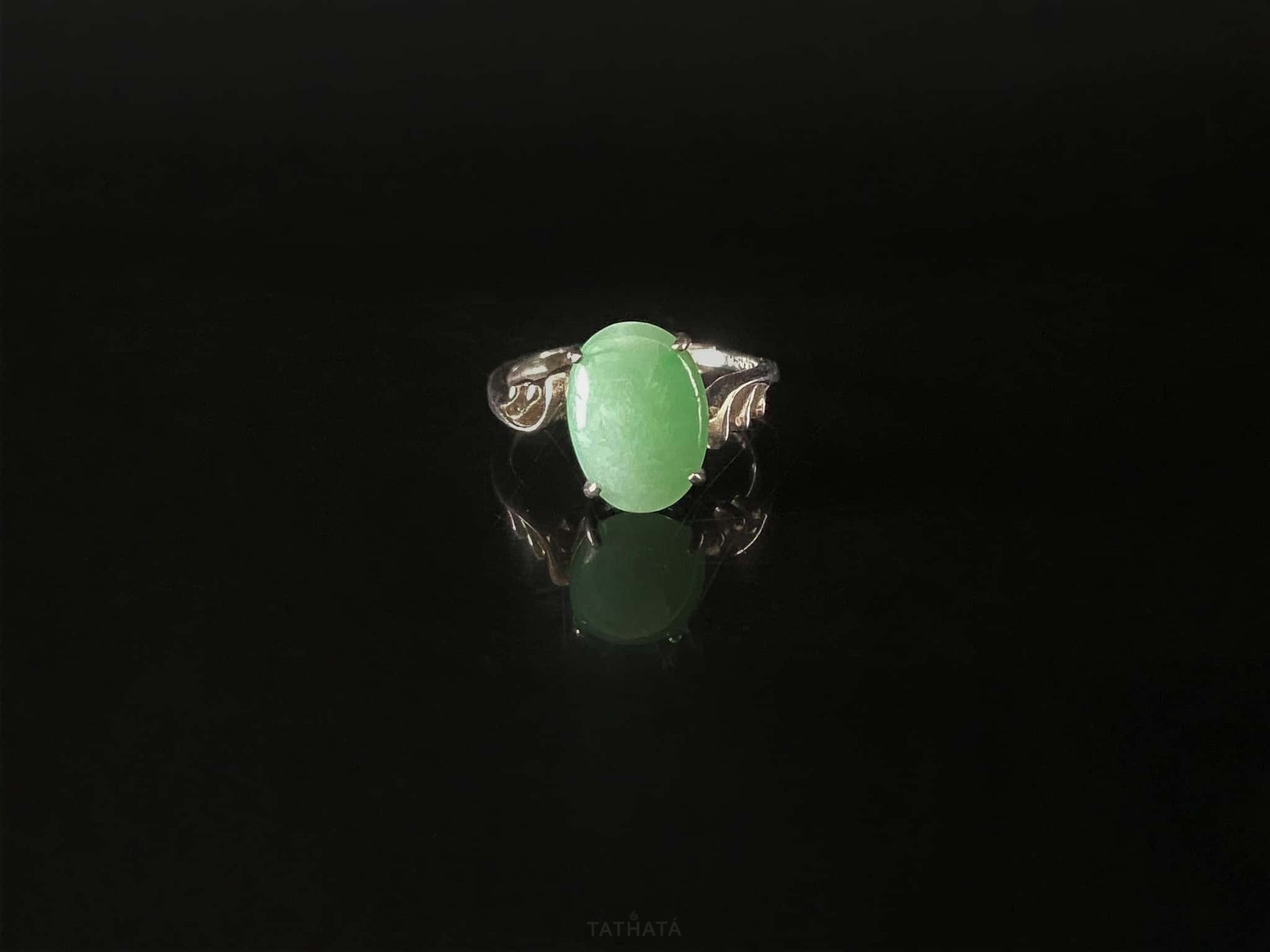 A mint dew oval jadeite ring.