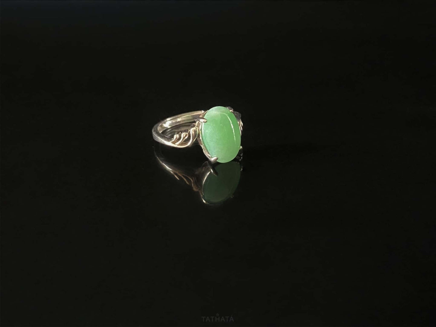 A mint dew oval jadeite ring.