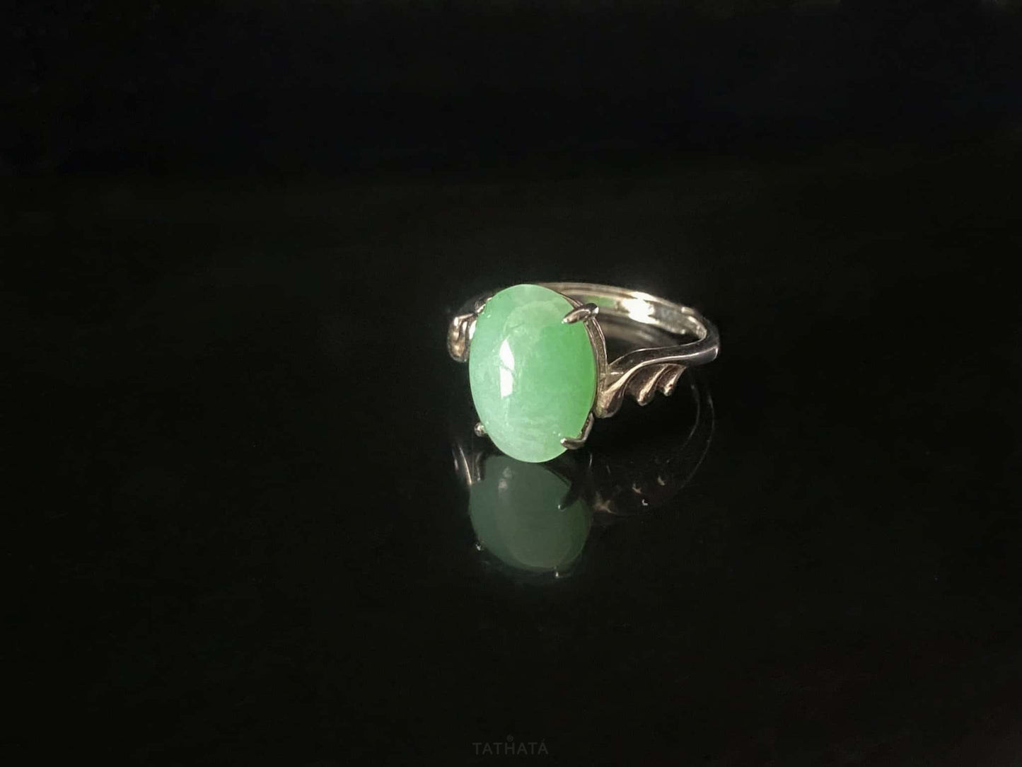 A mint dew oval jadeite ring.