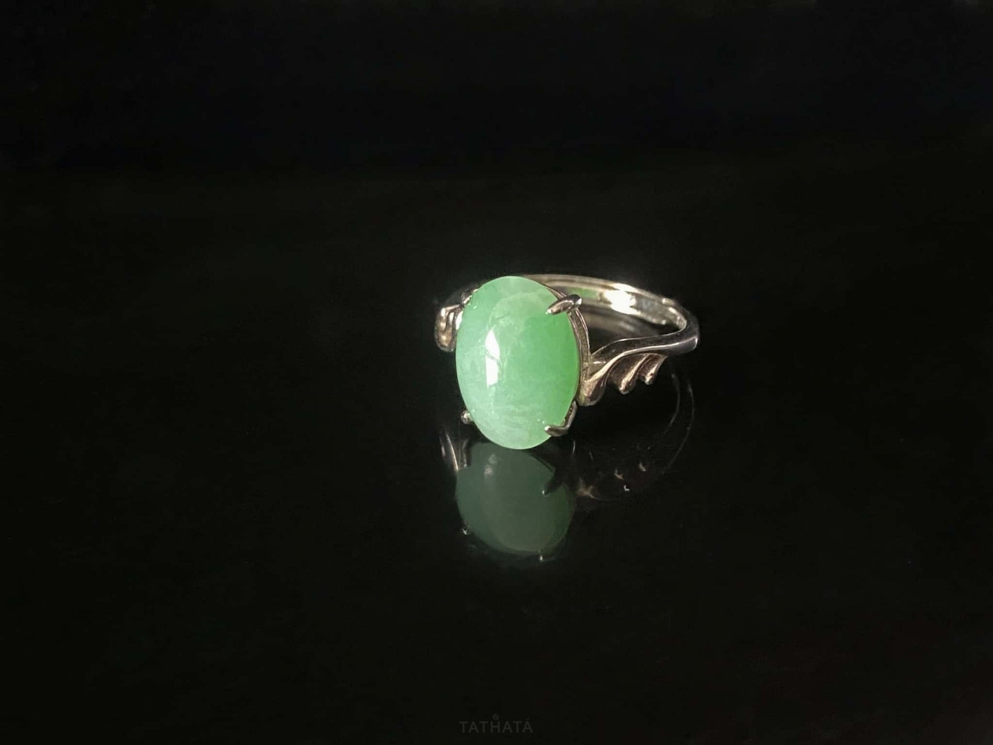 A mint dew oval jadeite ring.