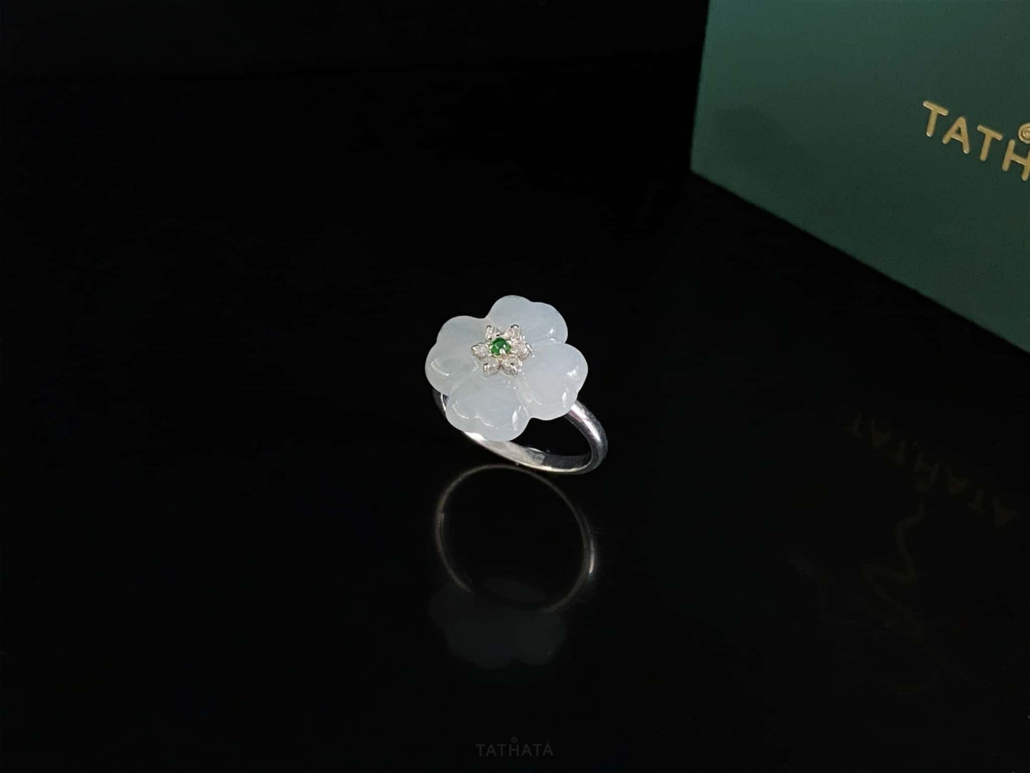 Frosty Clouds Flower With Green · Nature Burmese Jadeite Ring (17mm)