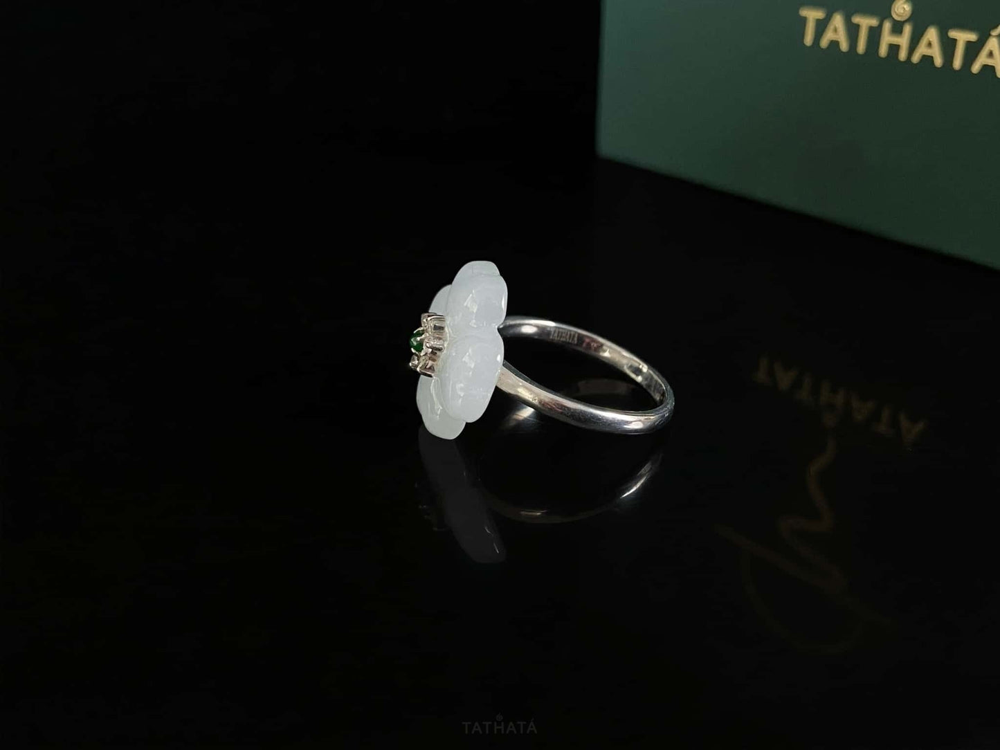 Frosty Clouds Flower With Green · Nature Burmese Jadeite Ring (17mm)