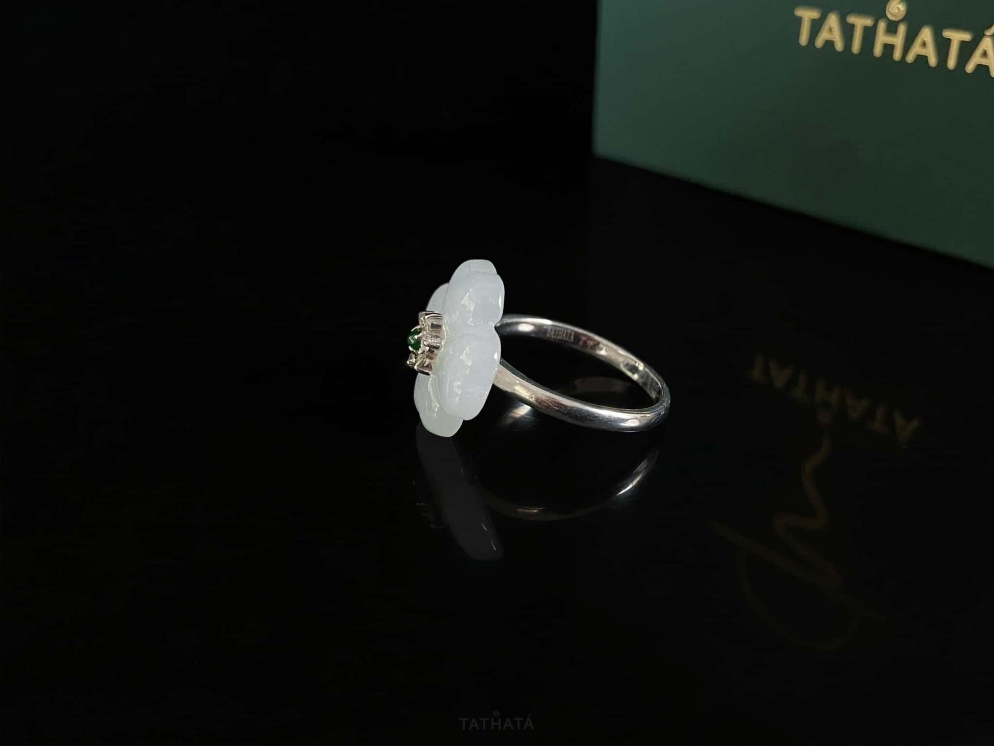 Frosty Clouds Flower With Green · Nature Burmese Jadeite Ring (17mm)