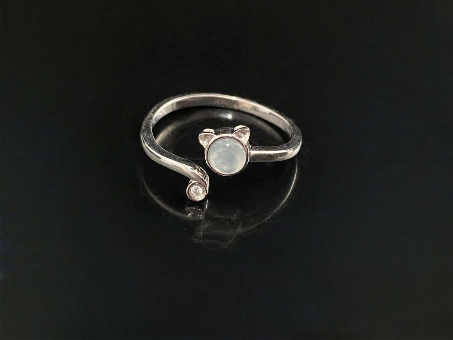 A moonlight feline jadeite ring.