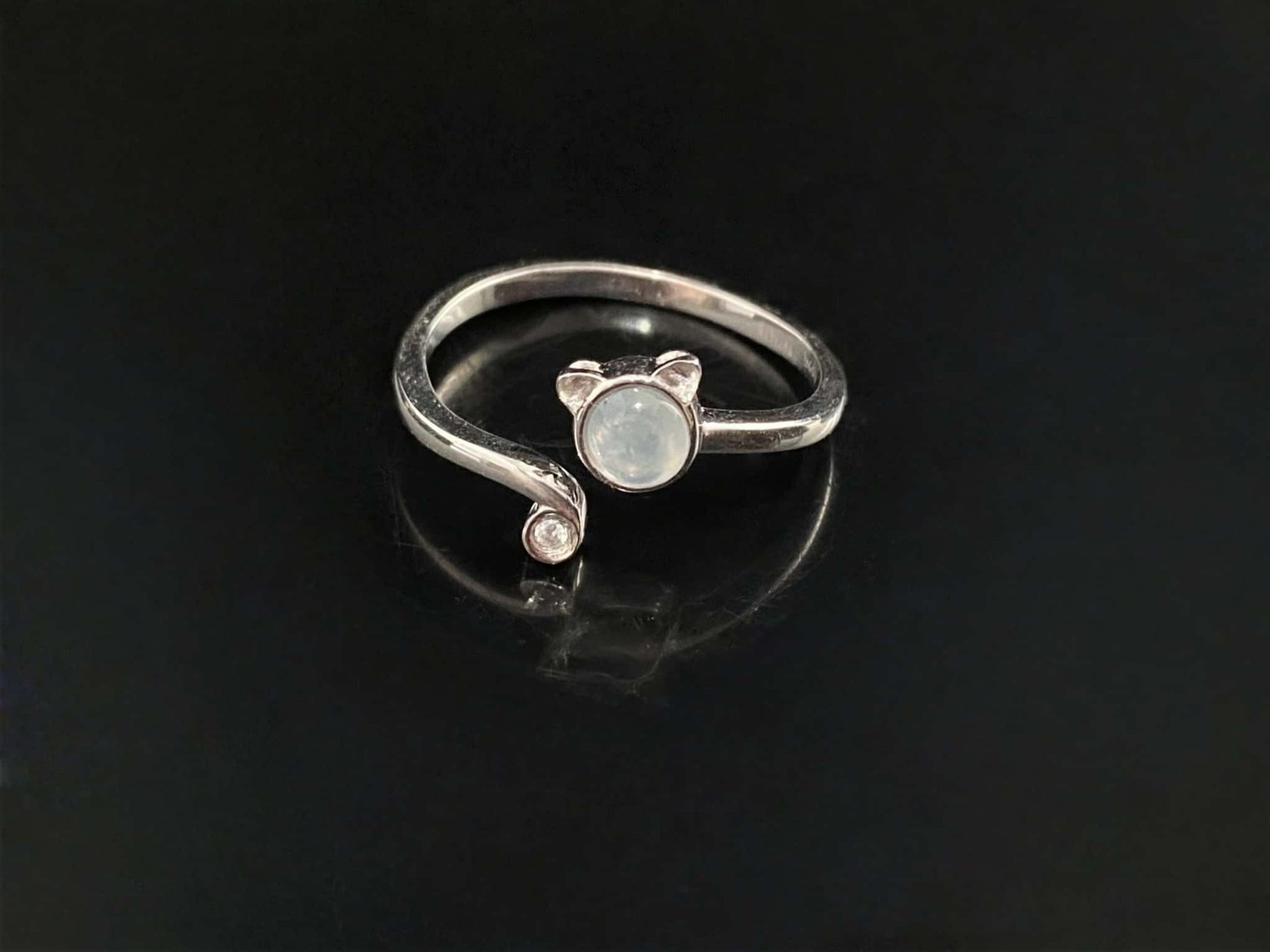 A moonlight feline jadeite ring.