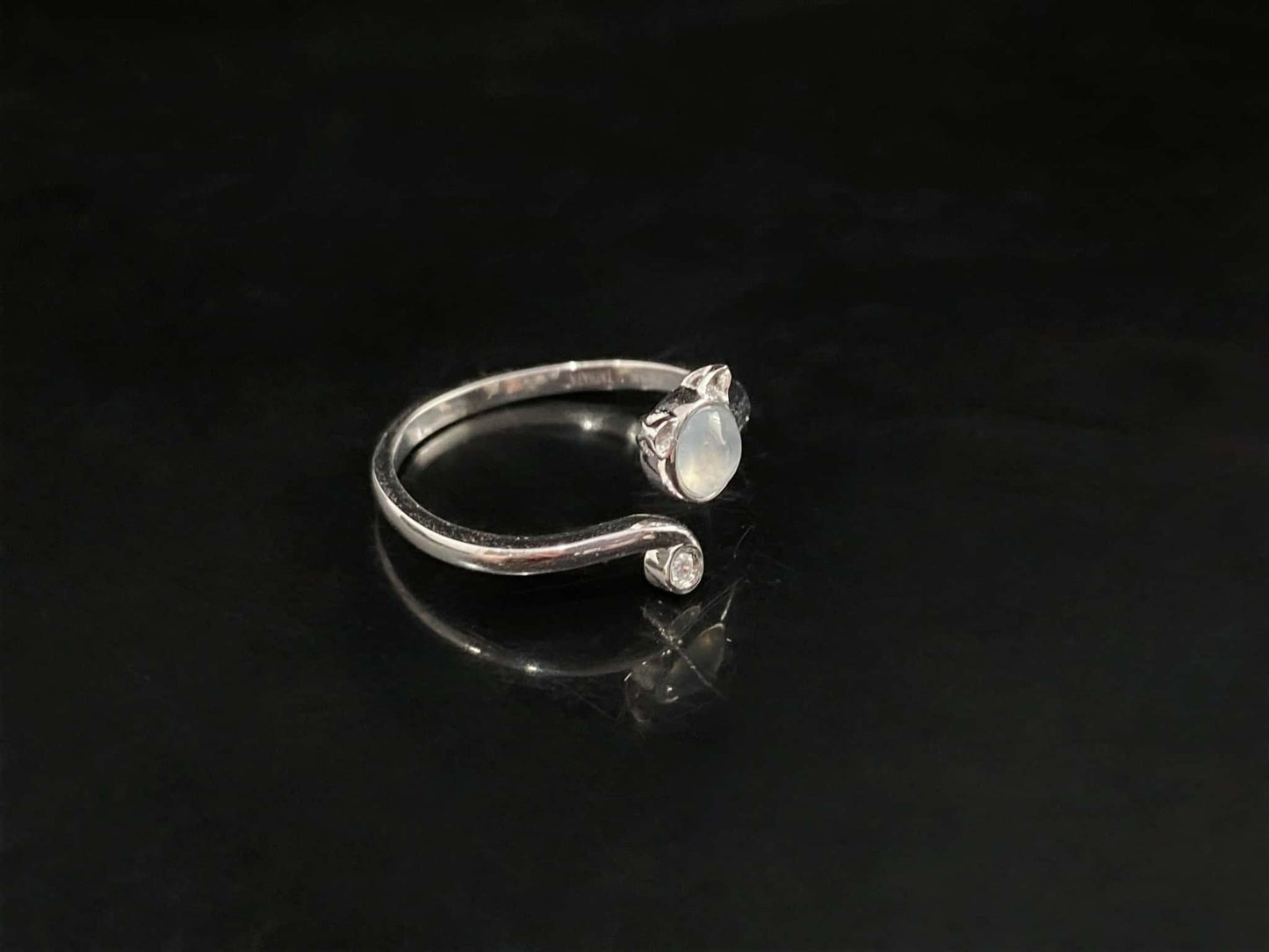 A moonlight feline jadeite ring.