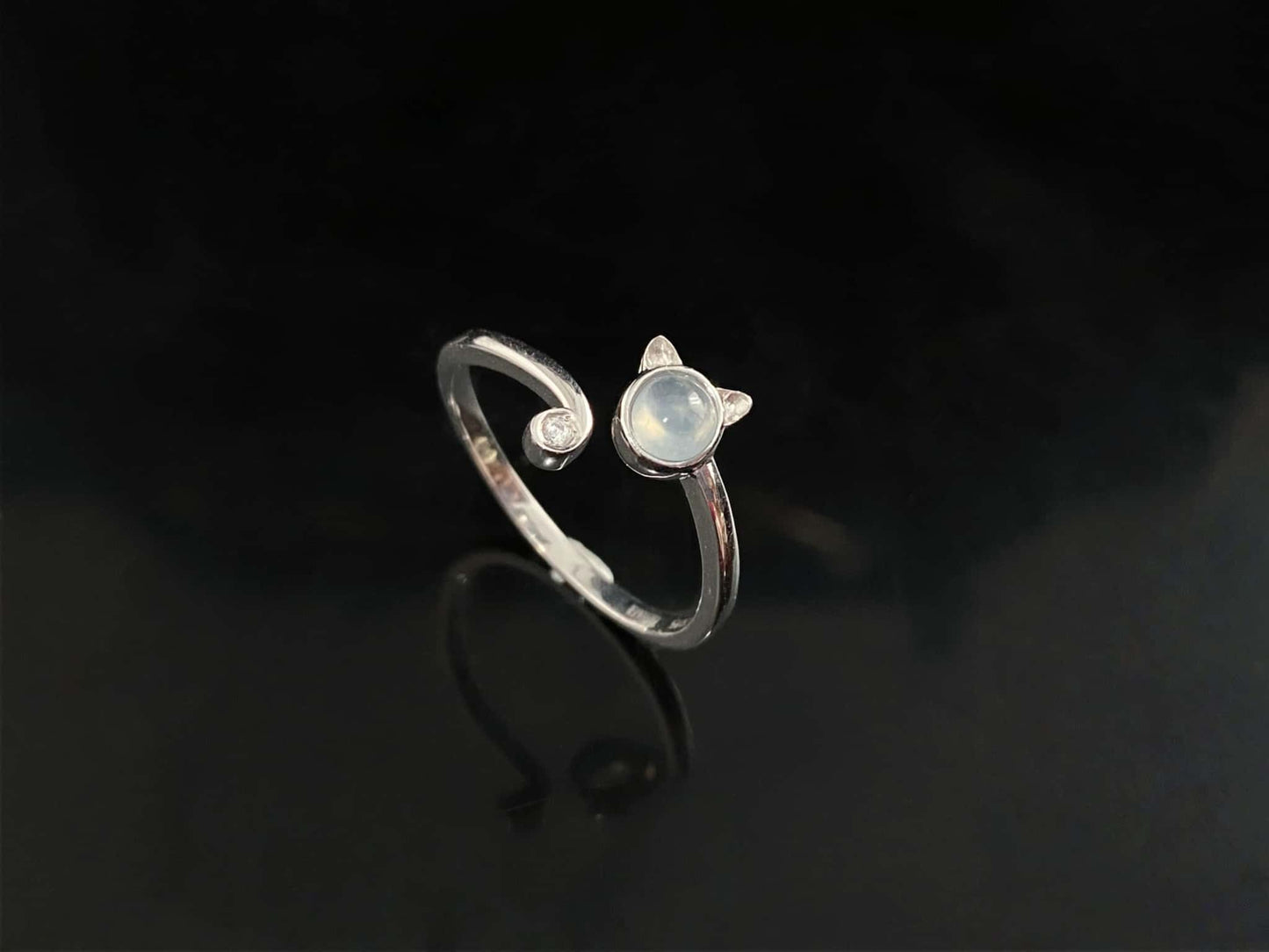 A moonlight feline jadeite ring.